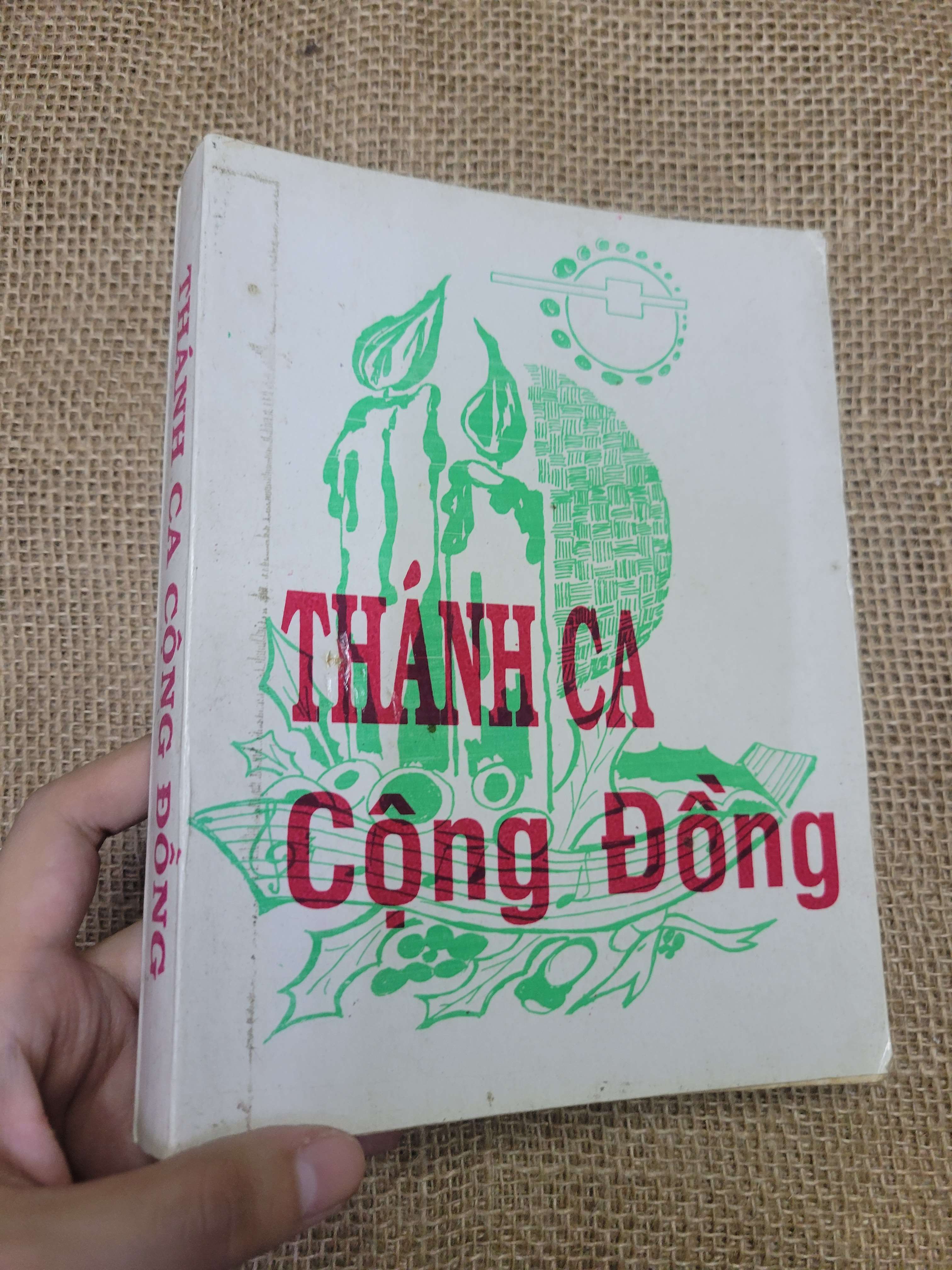 Thánh Ca Cộng Đồng mới 80% bẩn bìa, ố, có chữ ký (Sách kiến thức tổng hợp) HLSC