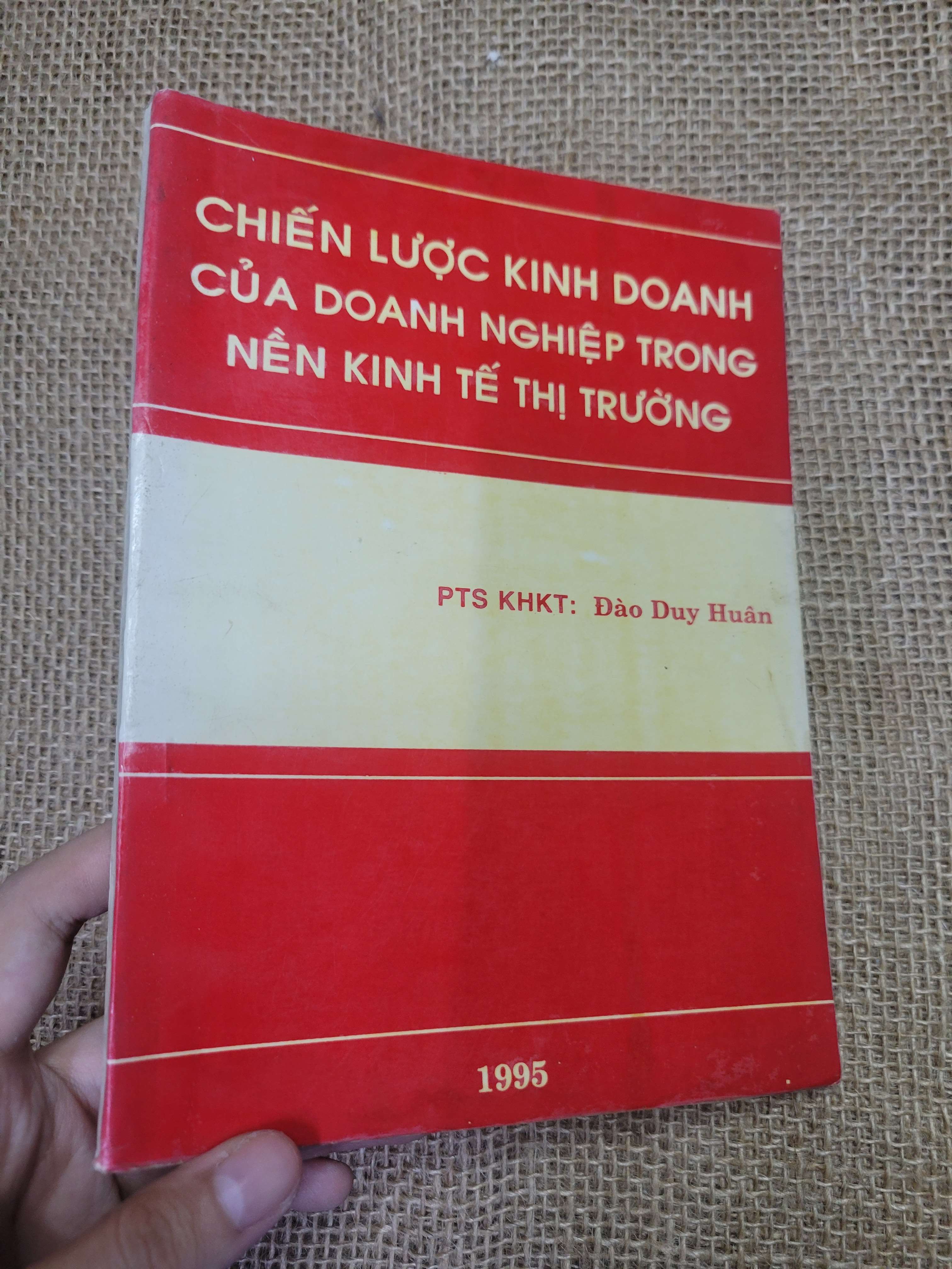 HIẾN LƯỢC KINH DOANH CỦA DOANH NGHIỆP TRONG NỀN KINH TẾ THỊ TRƯỜNG - Đào Duy Huân 1995 mới 70% bẩn bìa, ố, tróc gáy, có vệt nước (Kinh doanh - Marketing) HLSC