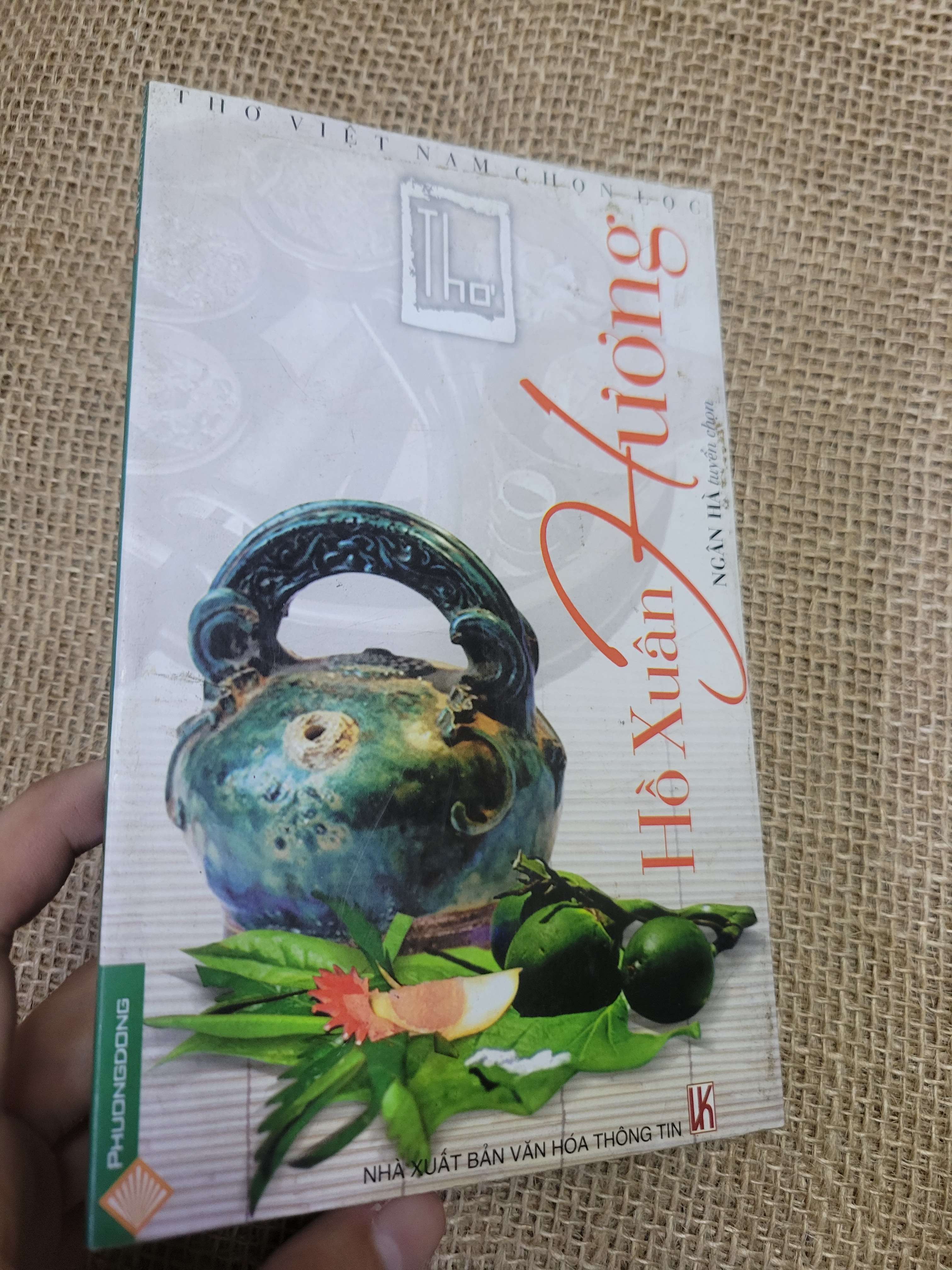Thơ Hồ Xuân Hương 2010 mới 70% bẩn bìa, ố, có vệt nước (thơ - ca dao - tục ngữ) HLSC