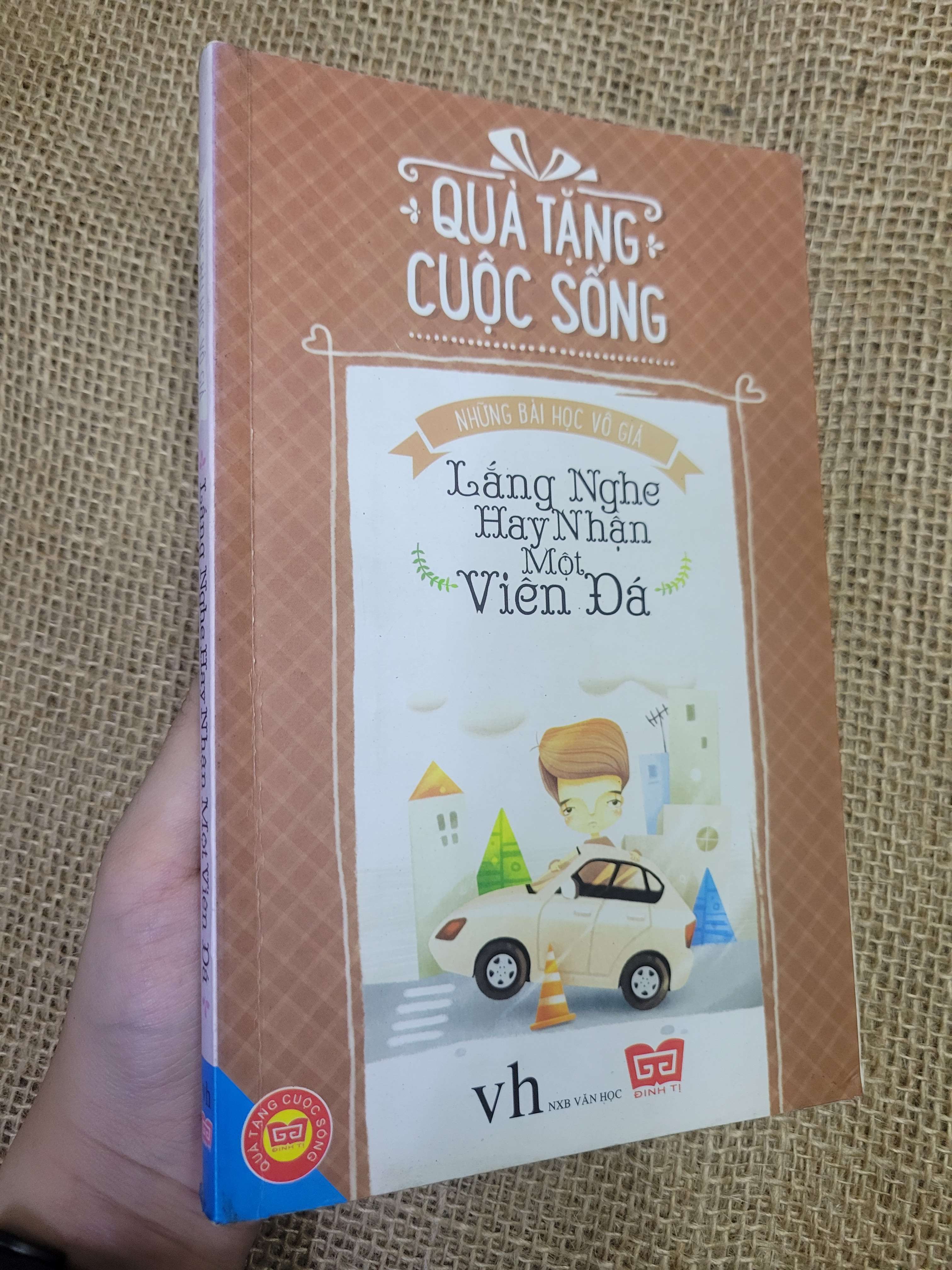 Quà Tặng Cuộc Sống - Những bài học vô giá: Lắng Nghe Hay Nhận Một Viên Đá 2014 mới 80% bẩn bìa, ố (Sách văn học) HLSC