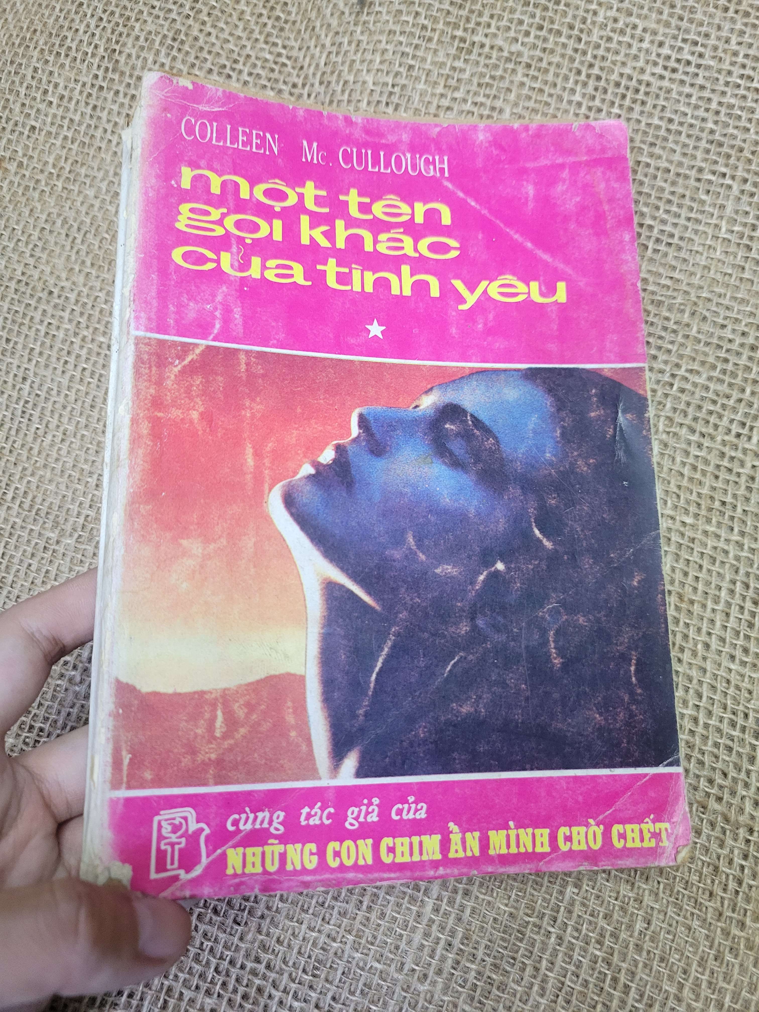 MỘT TÊN GỌI KHÁC CỦA TÌNH YÊU tập 1 - COLLEEN MC. CULLOUGH 1990 mới 80% bẩn bìa, ố, có chữ viết, tróc gáy (Sách văn học) HLSC