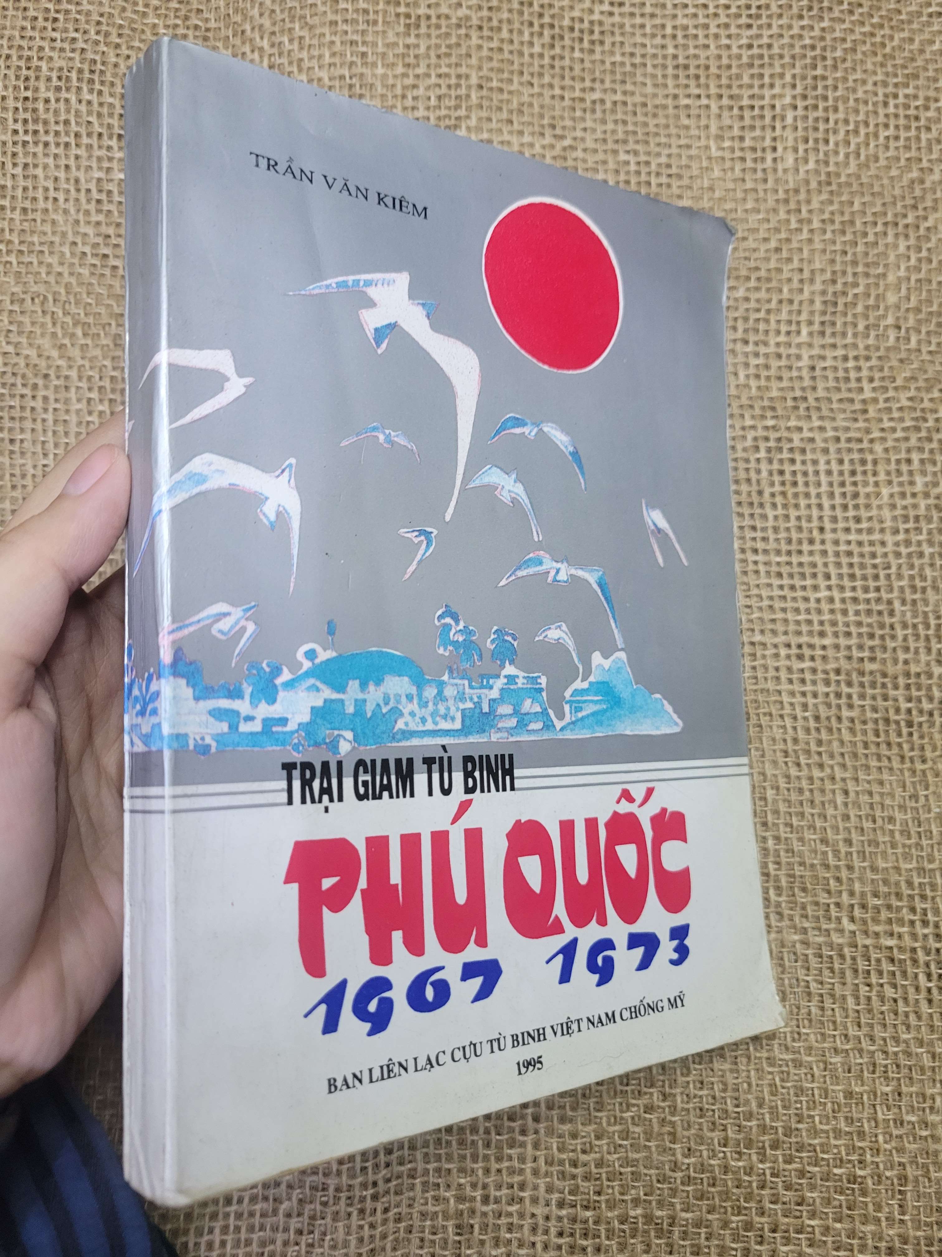 TRẠI GIAM TÙ BINH PHÚ QUỐC 1967-1973 - TRẦN VĂN KIÊM 1995 mới 70% bẩn bìa, ố, có mộc (Lịch sử Việt Nam) HLSC