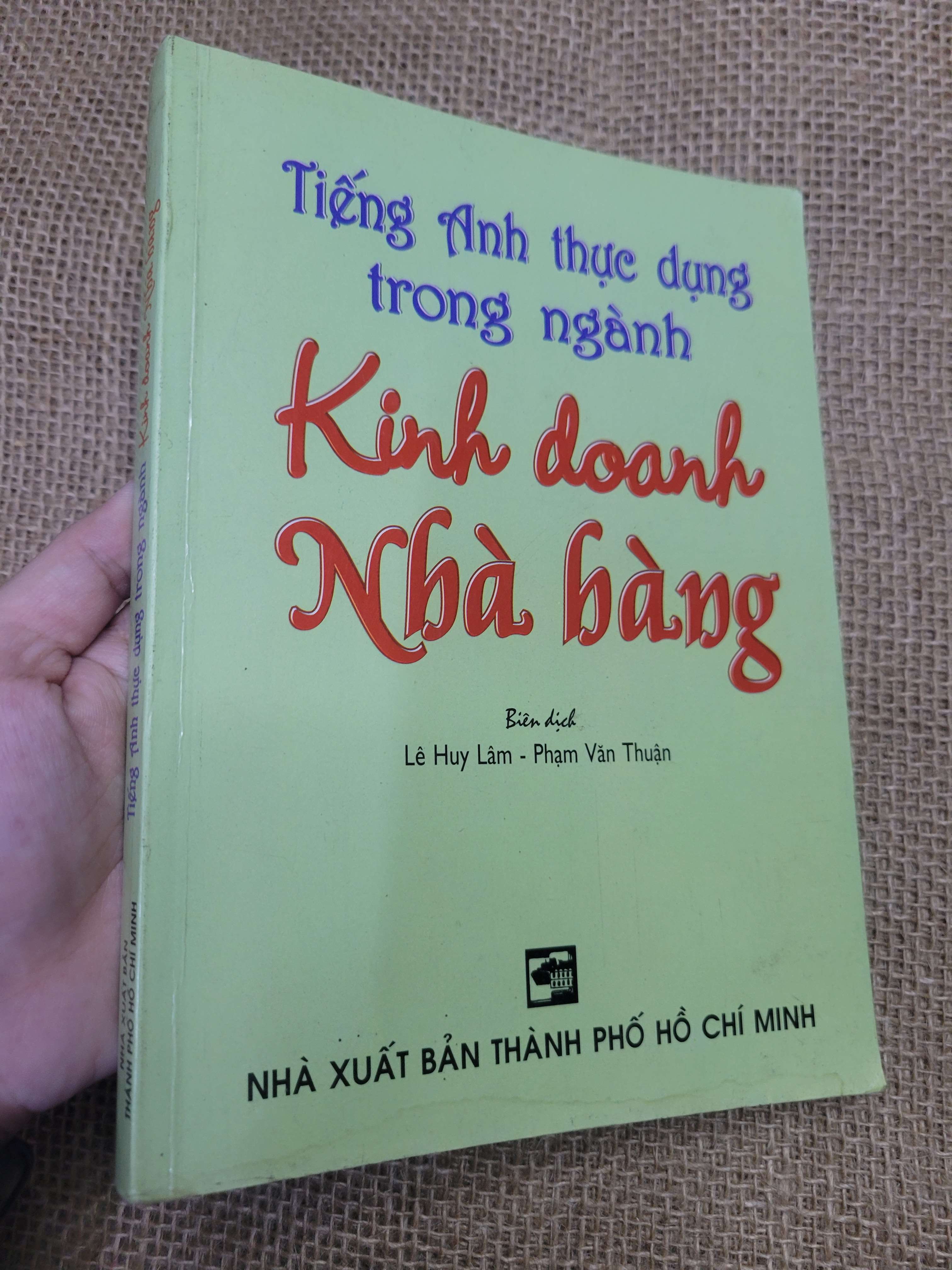 Tiếng Anh thực dụng trong ngành Kinh doanh Nhà hàng - Lê Huy Lâm - Phạm Văn Thuận mới 80% bẩn bìa, ố, có vệt nước (Sách tự học tiếng Anh) HLSC