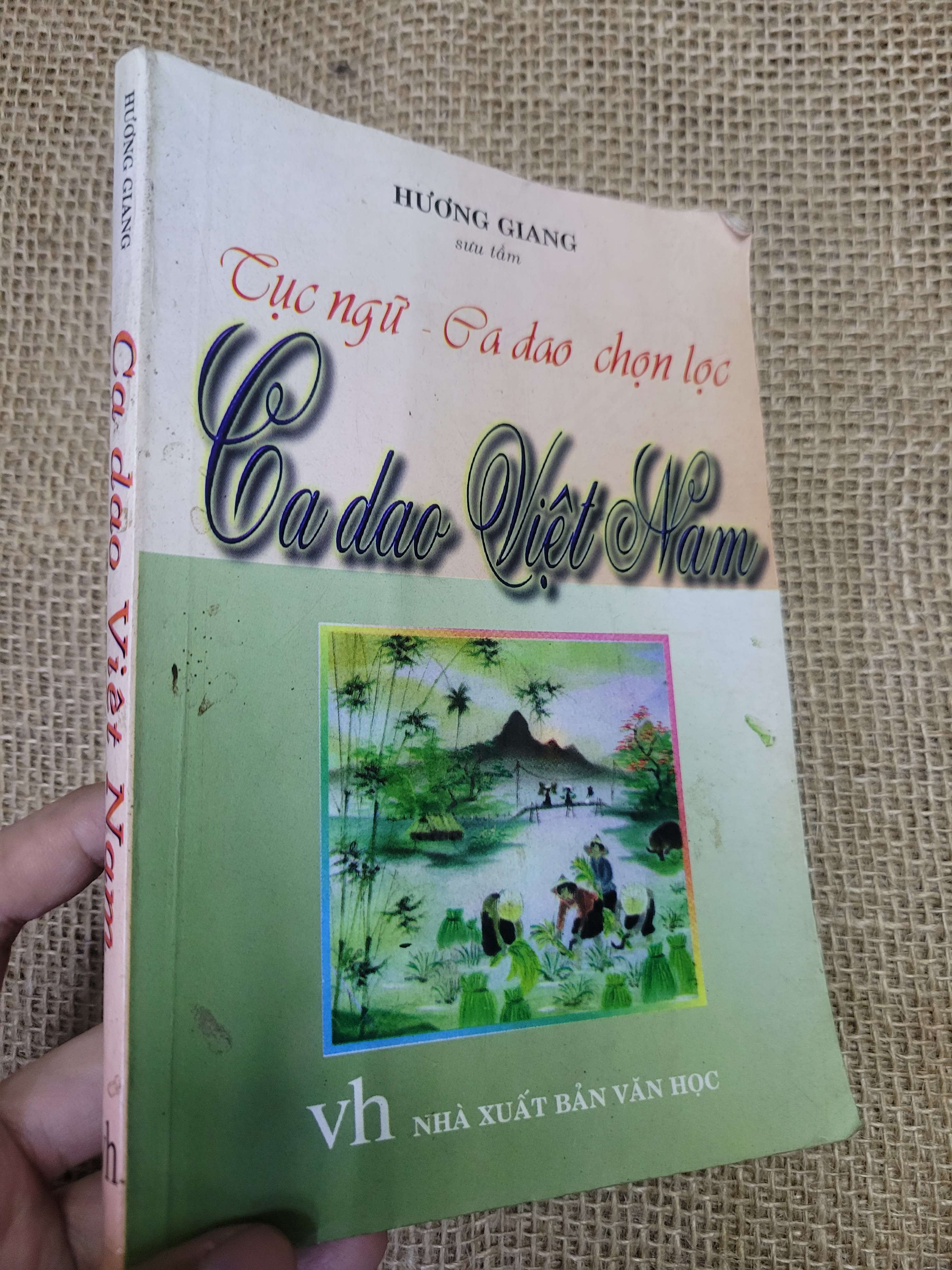 Tục ngữ - Ca dao chọn lọc Ca dao Việt Nam - HƯƠNG GIANG 2002 mới 80% bẩn bìa, ố (thơ - ca dao - tục ngữ) HLSC