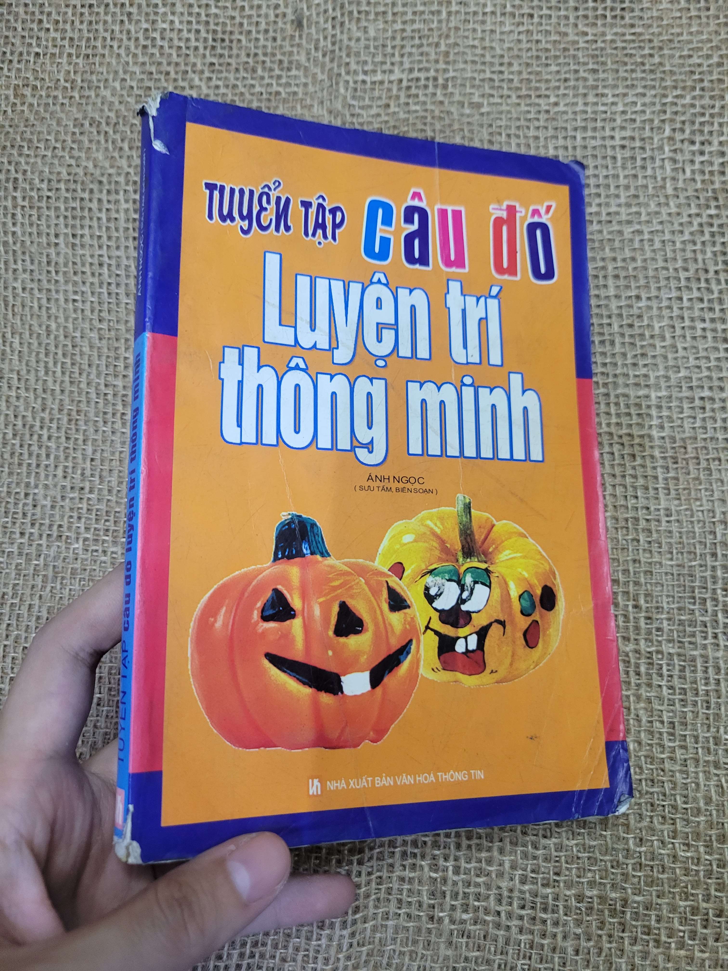 Tuyển tập câu đố luyện trí thông minh - Ánh Ngọc mới 70% bẩn bìa, ố, có chữ viết, có vệt nước, bị ẩm (Sách kỹ năng) HLSC