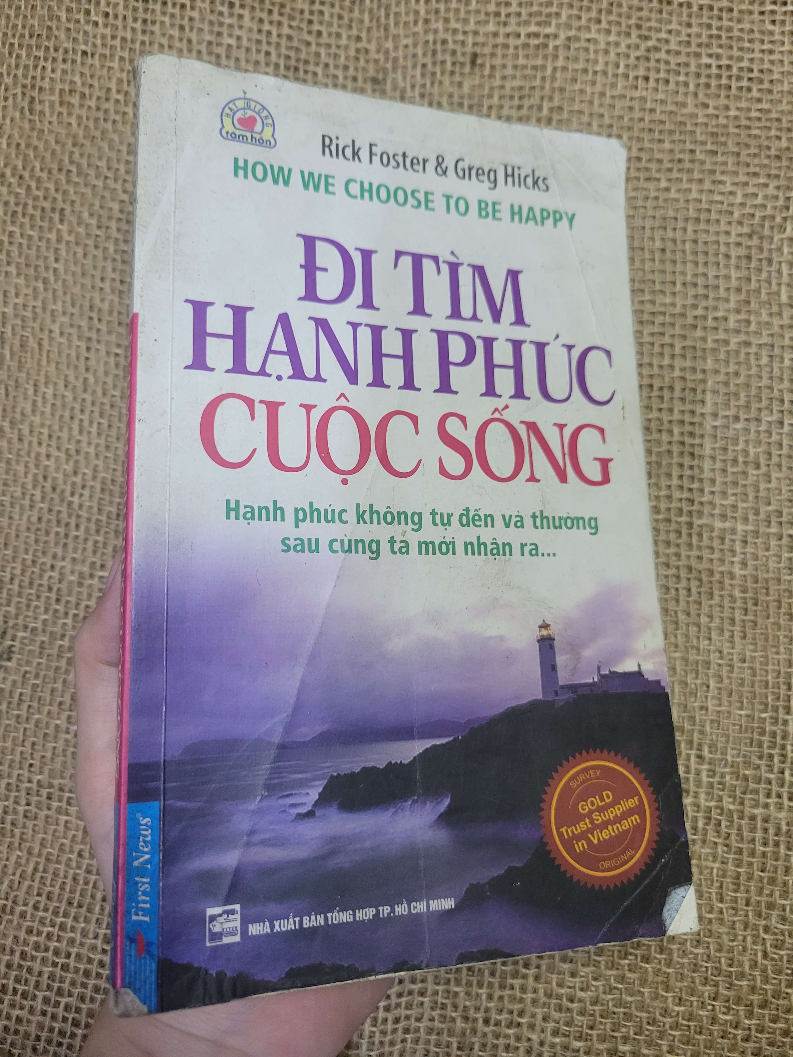 ĐI TÌM HẠNH PHÚC CUỘC SỐNG - Rick Foster & Greg Hicks 2012 mới 70% bẩn bìa, ố, bị ẩm, có vệt nước, gập bìa (Sách văn học) HLSC