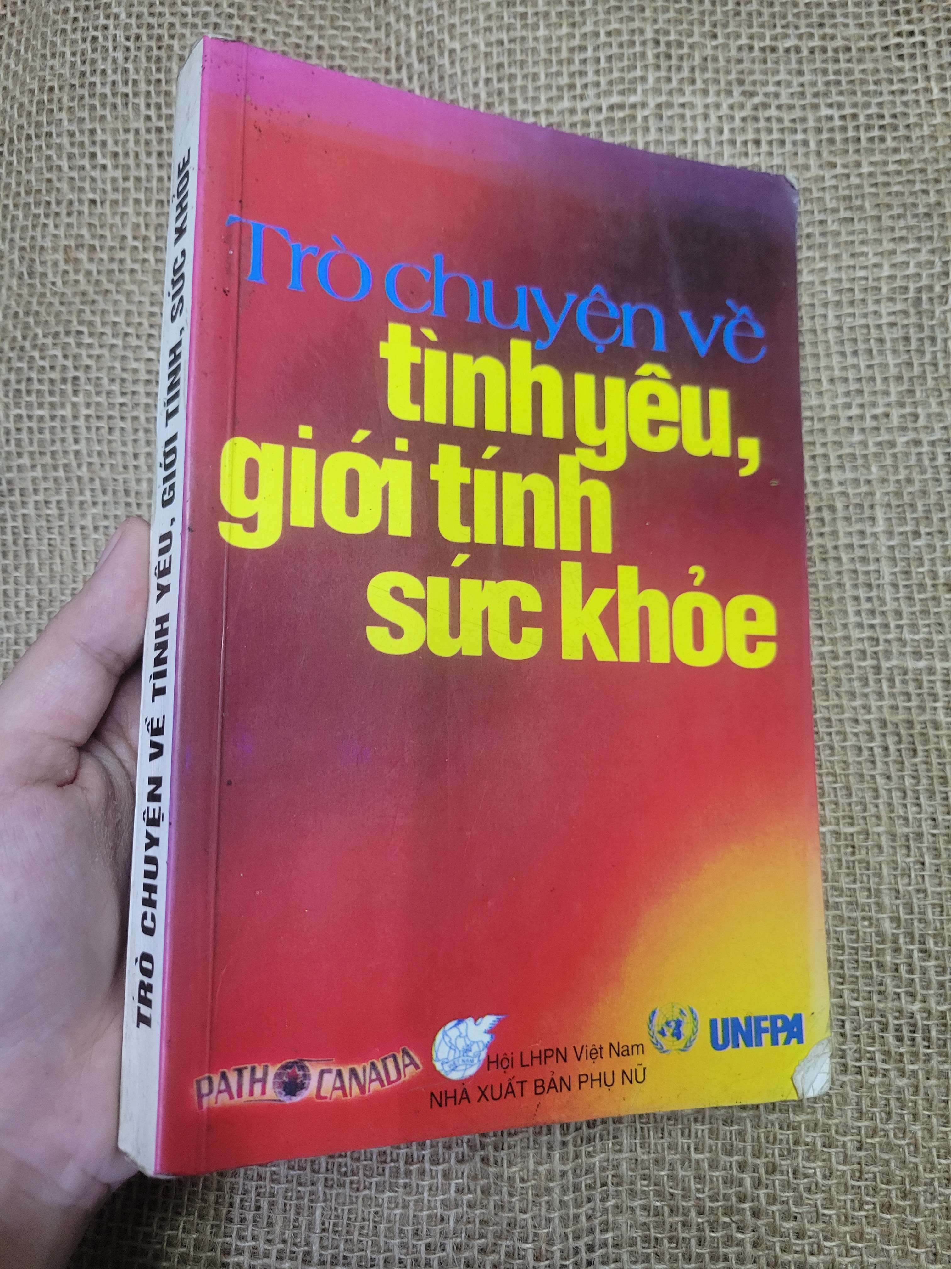 Trò chuyện về tình yêu, giới tính, sức khỏe 2001 mới 80% bẩn bìa, ố (Sách Y học - Sức khỏe - Thể thao) HLSC