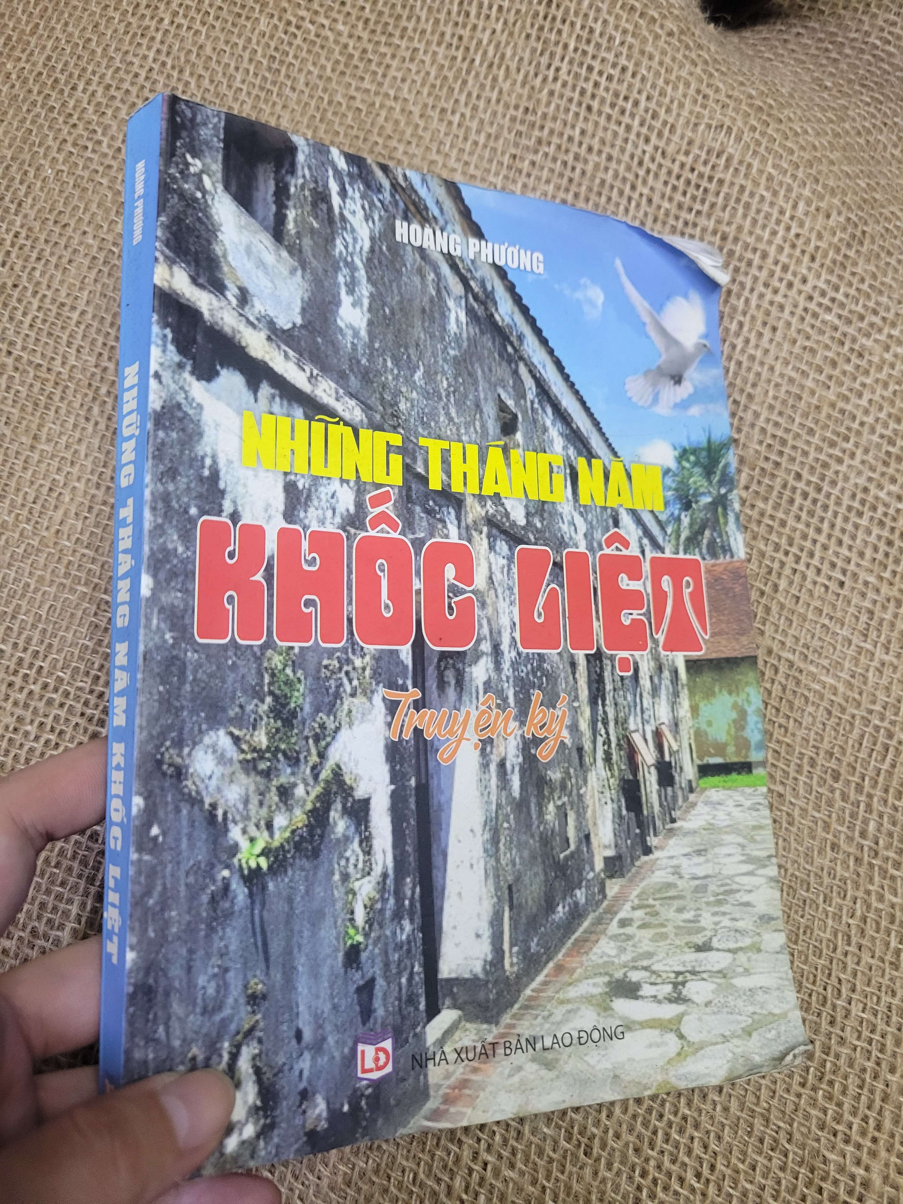 Những Tháng Nam Khốc Liệt Truyện Ký - Hoàng Phương 2018 mới 80% bẩn bìa, ố, có chữ ký (Lịch sử Việt Nam) HLSC