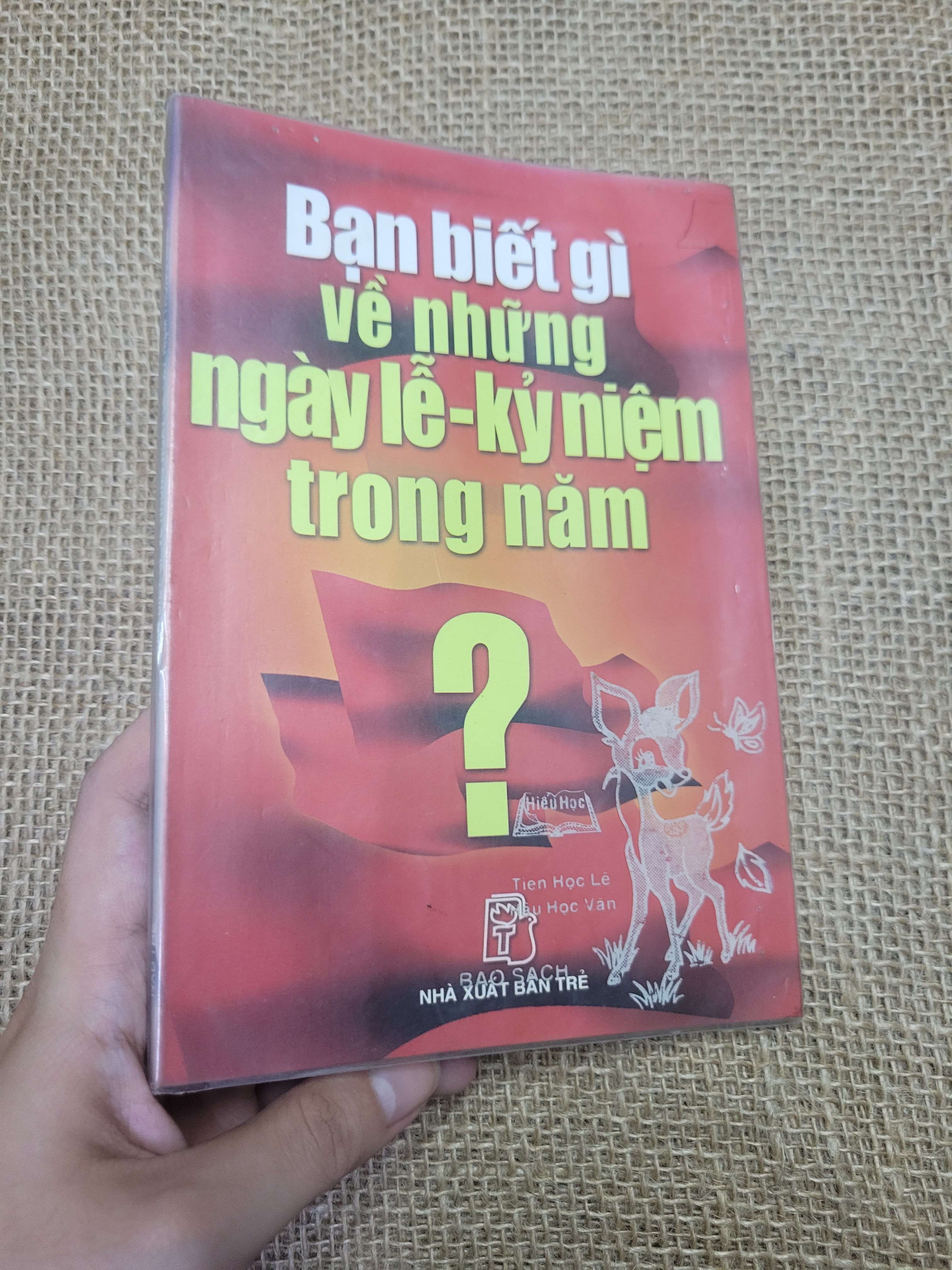 Bạn biết gì về những ngày lễ - kỷ niệm trong năm mới 80% bẩn bìa, ố, có vệt nước (Lịch sử Việt Nam) HLSC