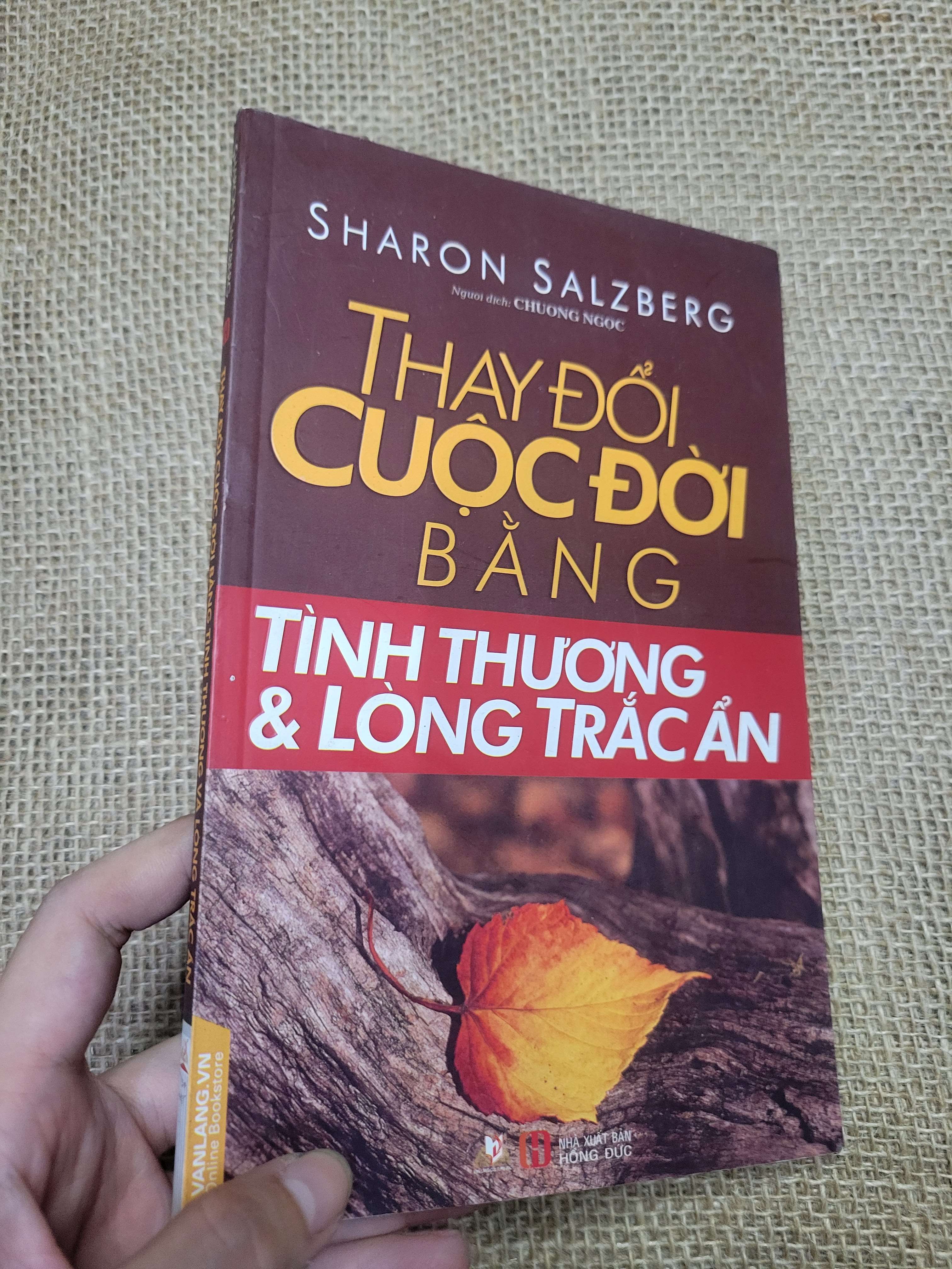Thay đổi cuộc đời bằng tình thương & lòng trắc ẩn - Sharon Salzberg 2017 mới 80% bẩn bìa, ố, có chữ viết (Sách văn học) HLSC