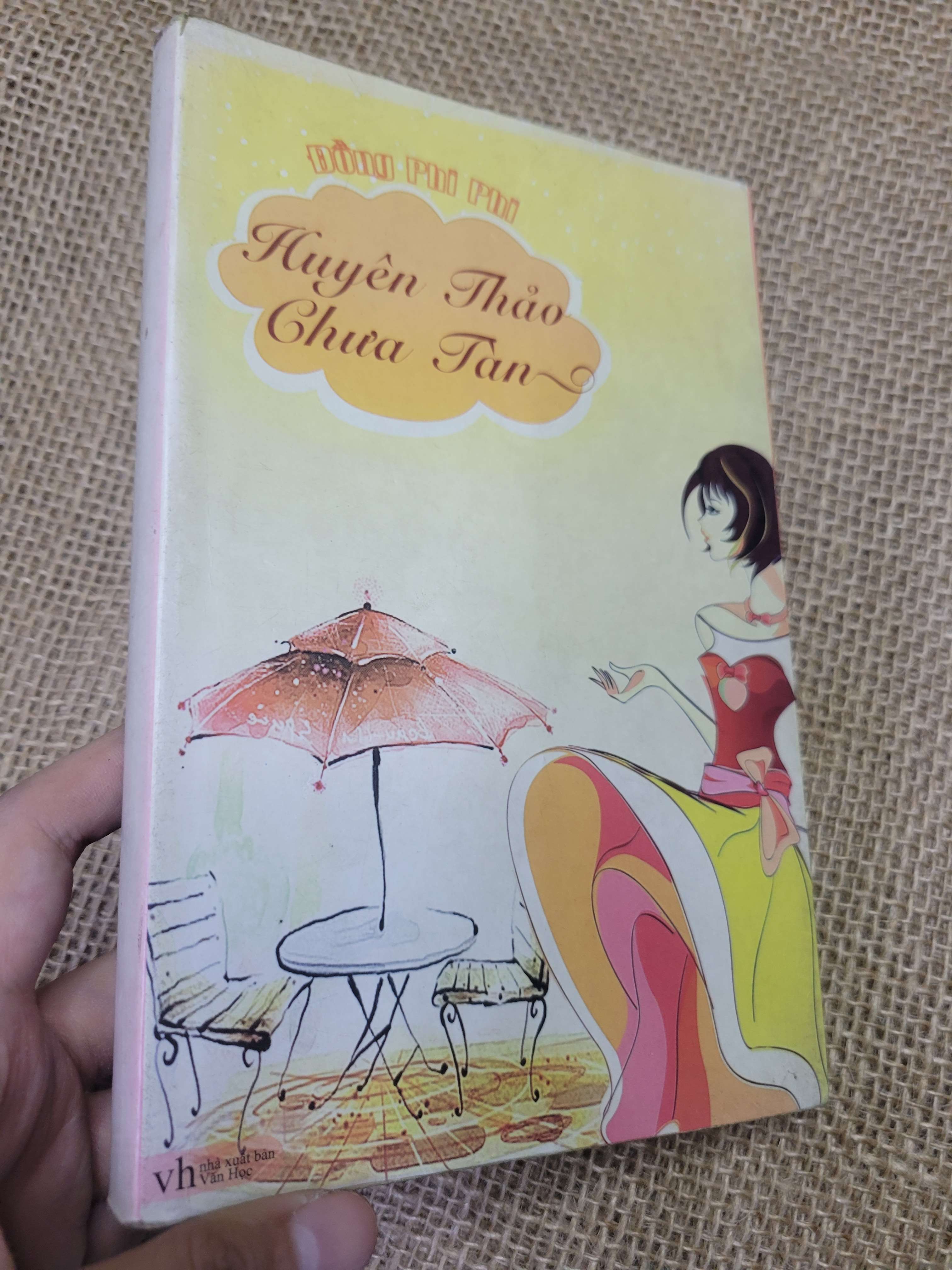 Huyên Thảo Chưa Tàn - Đồng Phi Phi 2010 mới 80% bẩn bìa, ố (Sách văn học) HLSC