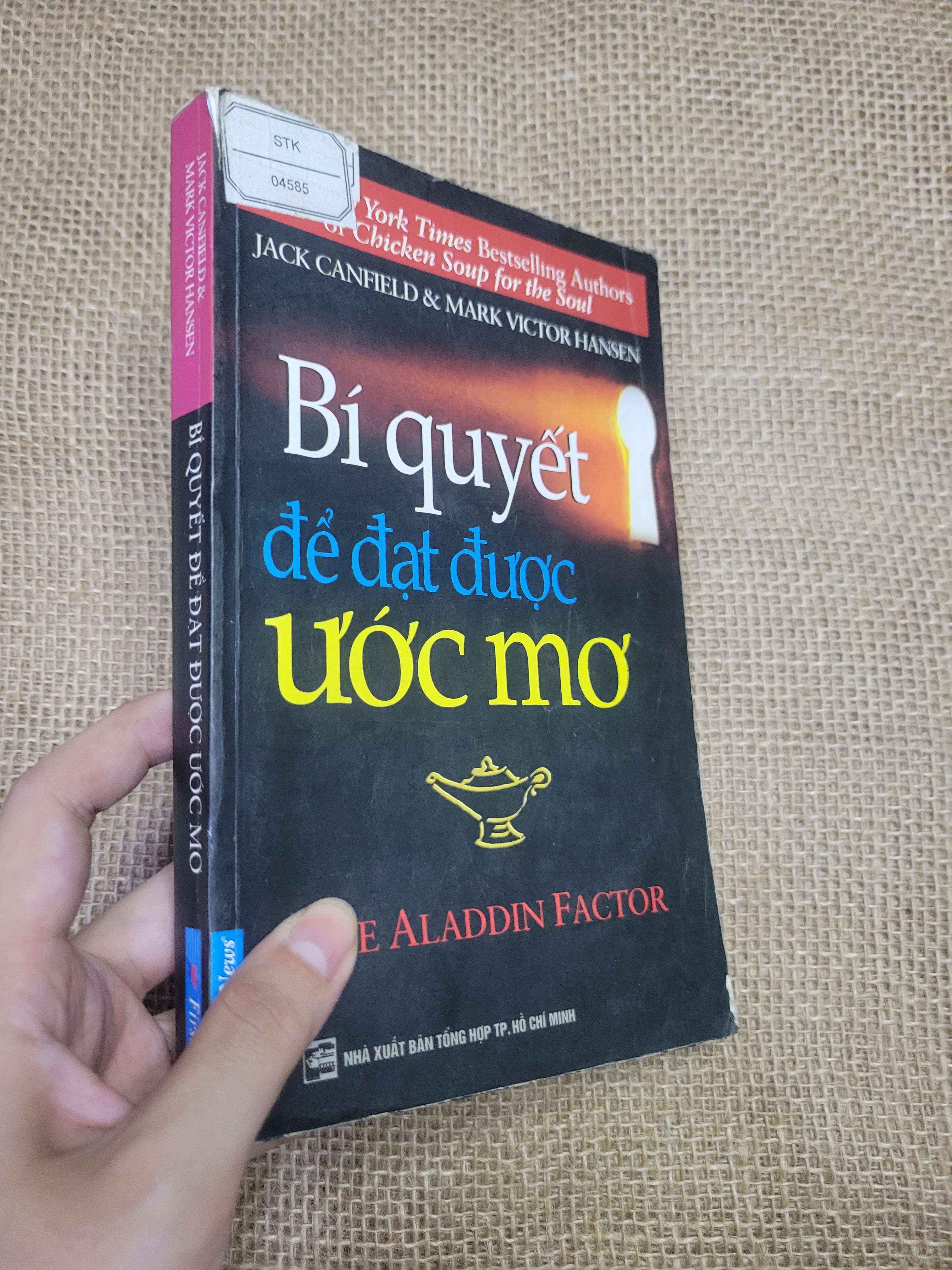 Bí quyết để đạt được ước mơ (The Aladdin Factor) - Jack Canfield & Mark Victor Hansen 2012 mới 70% bẩn bìa, ố, tróc gáy, có vệt nước, có mộc (Sách kỹ năng) HLSC