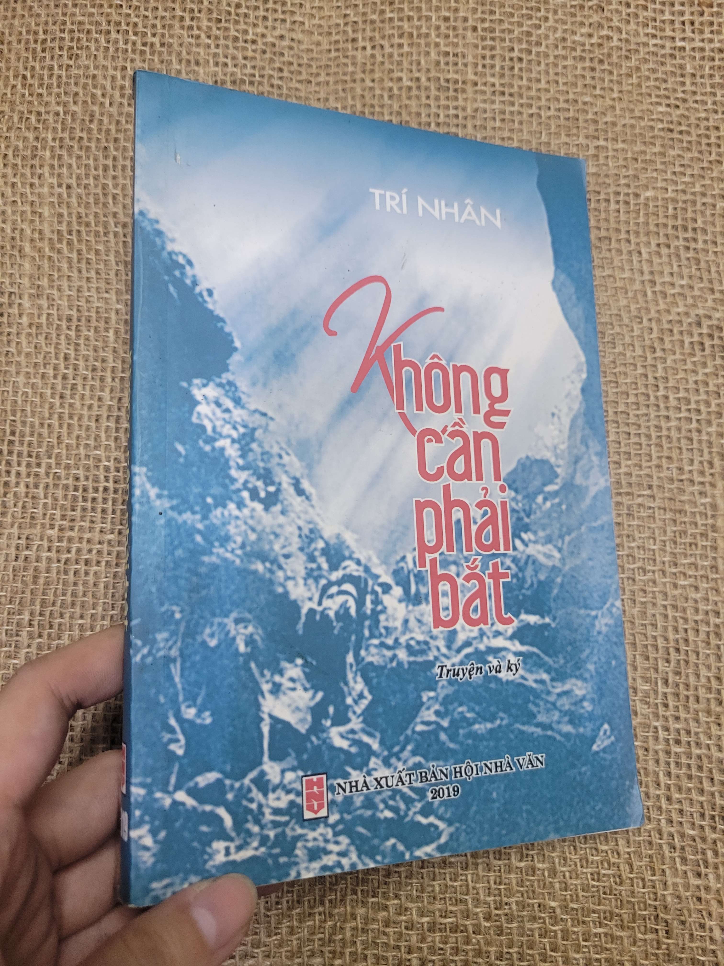 Không cần phải bắt truyện và ký - Trí Nhân 2019 mới 80% bẩn bìa, ố (Sách văn học) HLSC