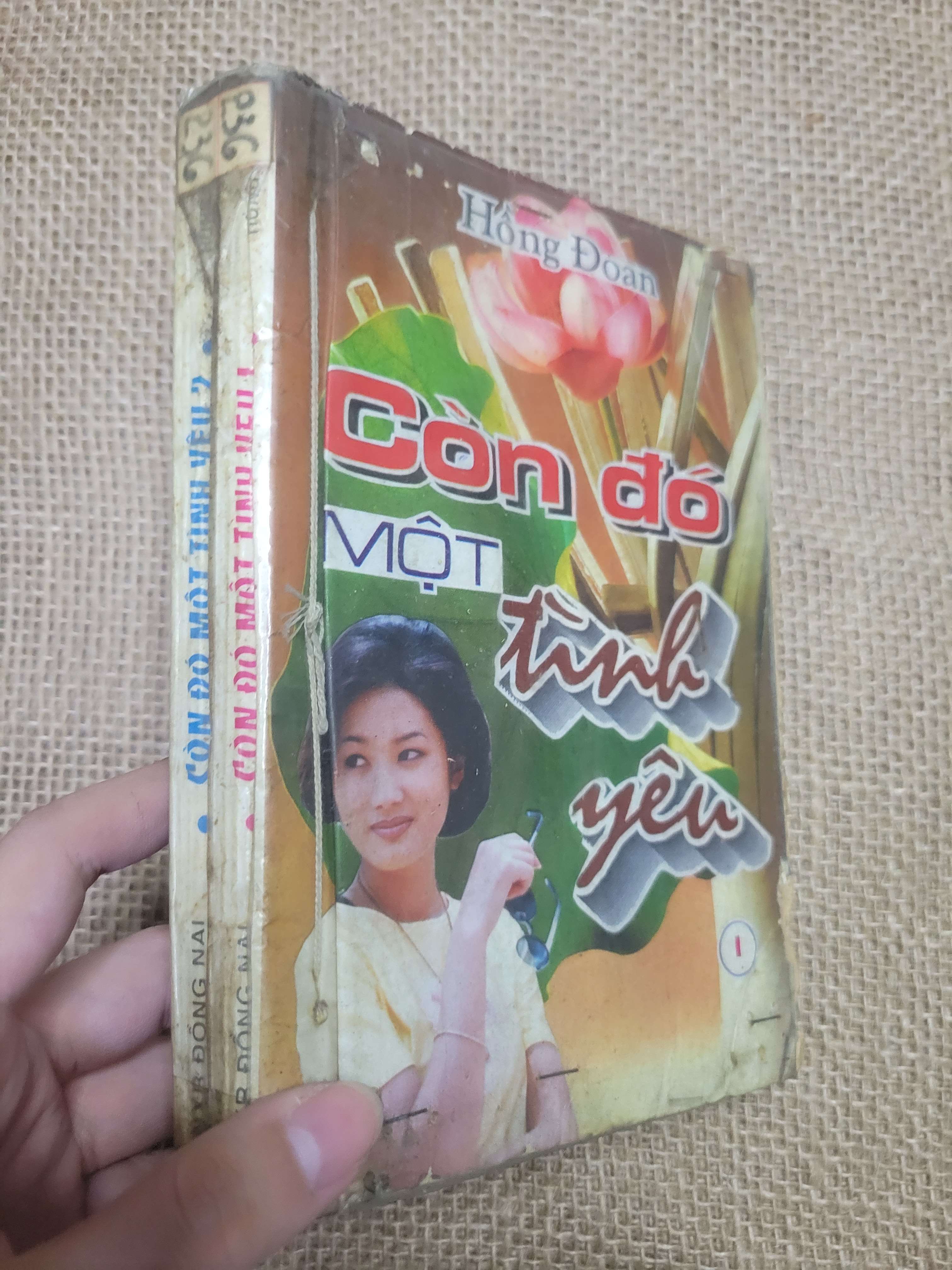2 cuốn Còn đó một tình yêu - Hồng Đoàn 2000 mới 80% bẩn bìa, ố, có chữ viết, bị ẩm (Sách văn học) HCM