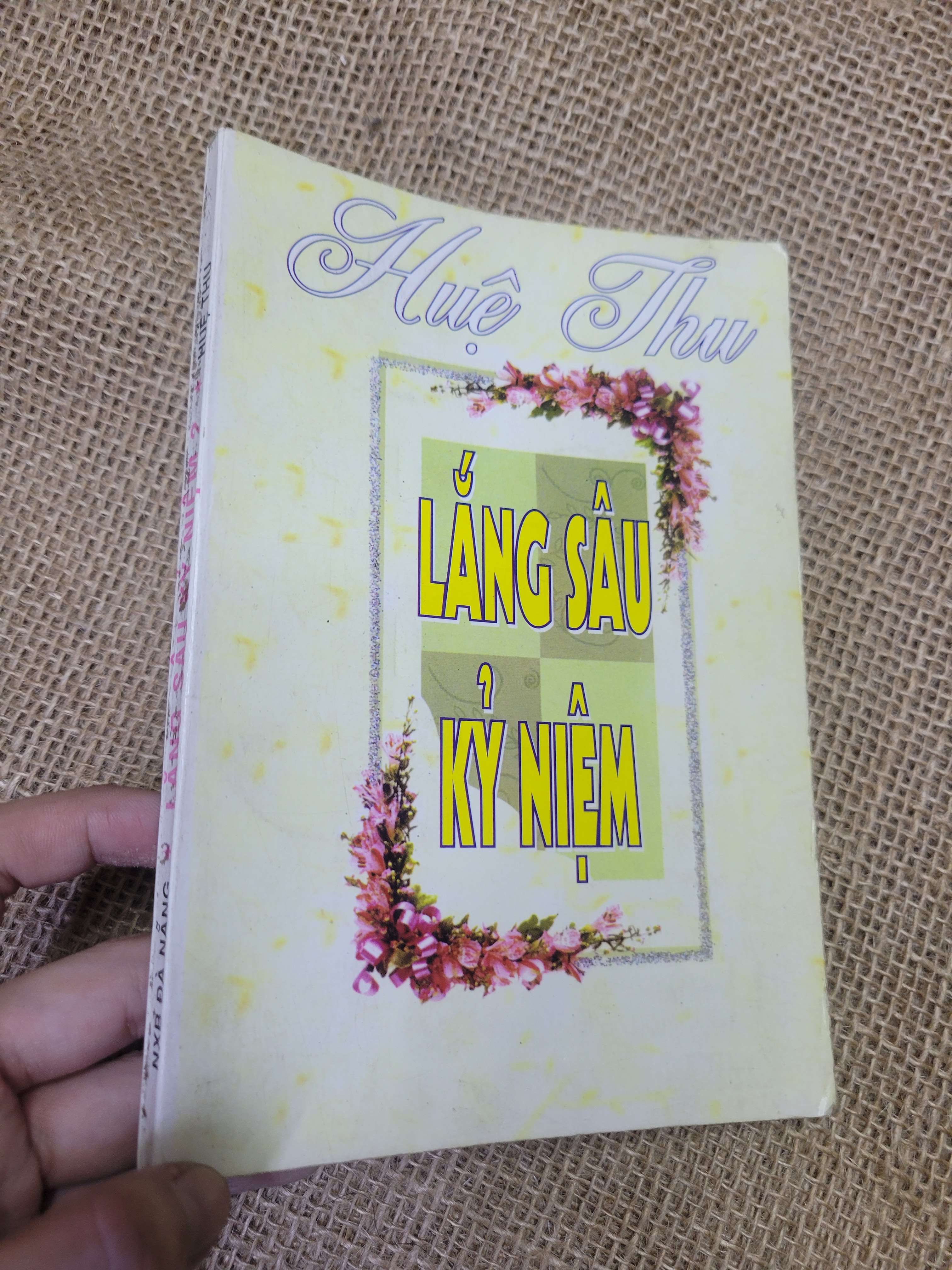 Lắng sâu kỷ niệm - Huệ Thu 2007 mới 80% bẩn bìa, ố (Sách văn học) HLSC
