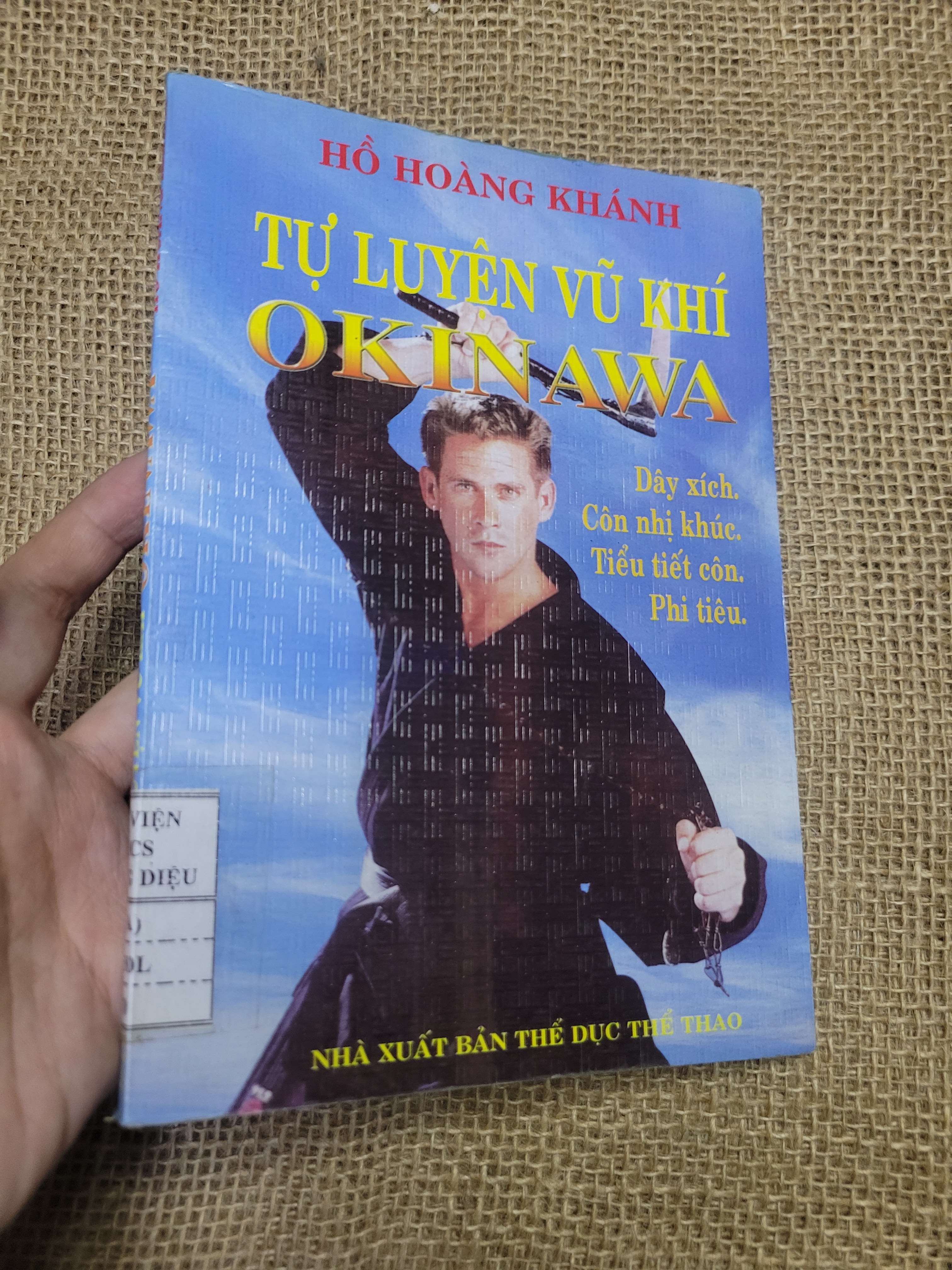 TỰ LUYỆN VŨ KHÍ OKINAWA - HỒ HOÀNG KHÁNH 2000 mới 80% bẩn bìa, ố, có mộc đỏ, tróc gáy nhẹ (Sách kiến thức tổng hợp) HLSC