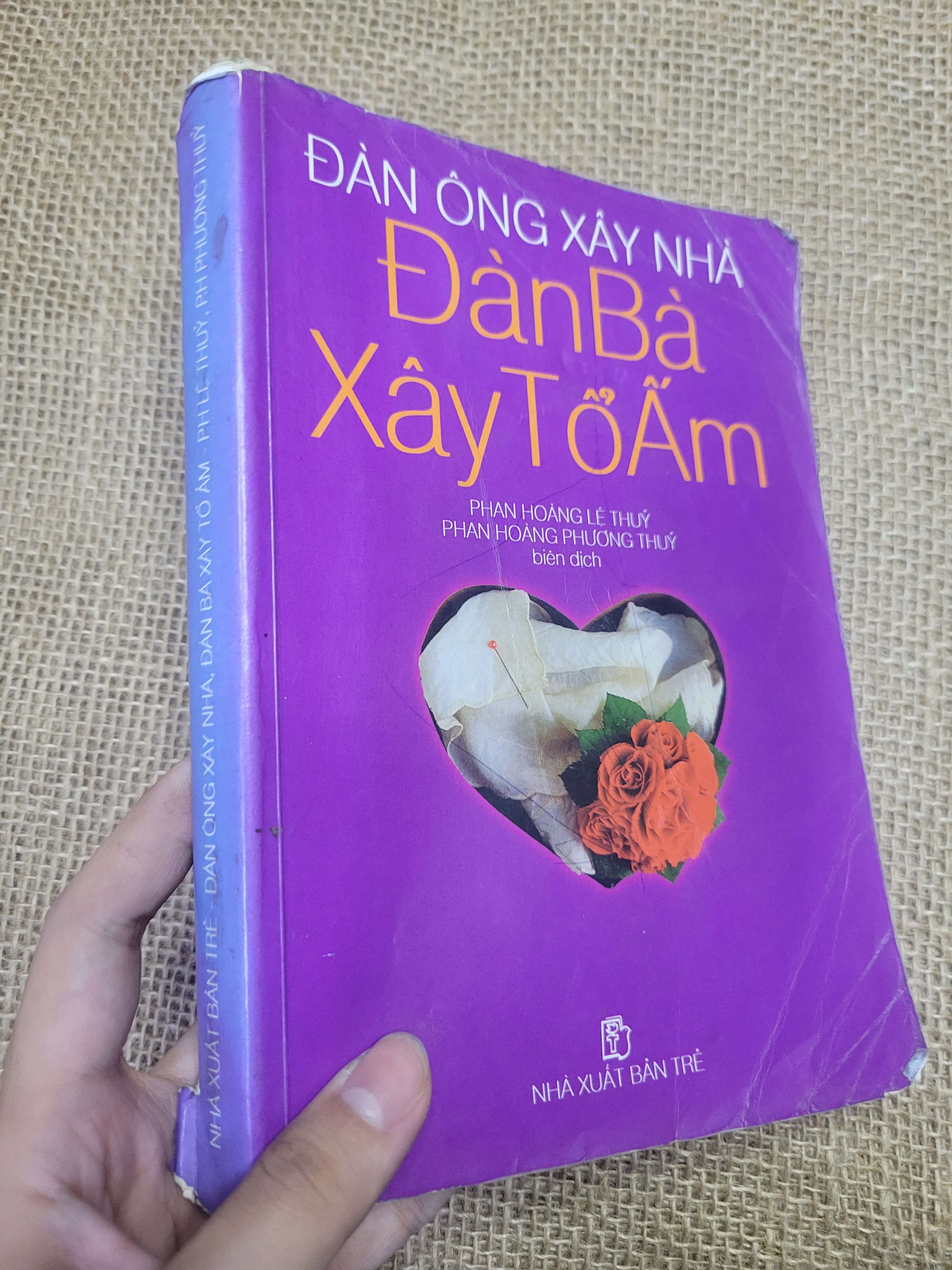 Đàn Ông Xây Nhà Đàn Bà Xây Tổ Ấm - Phan Hoàng Lệ Thủy, Phan Hoàng Phương Thủy 2005 mới 60% bẩn bìa, ố, mất trang, tróc gáy, có chữ viết (Kỹ năng sống) HLSC