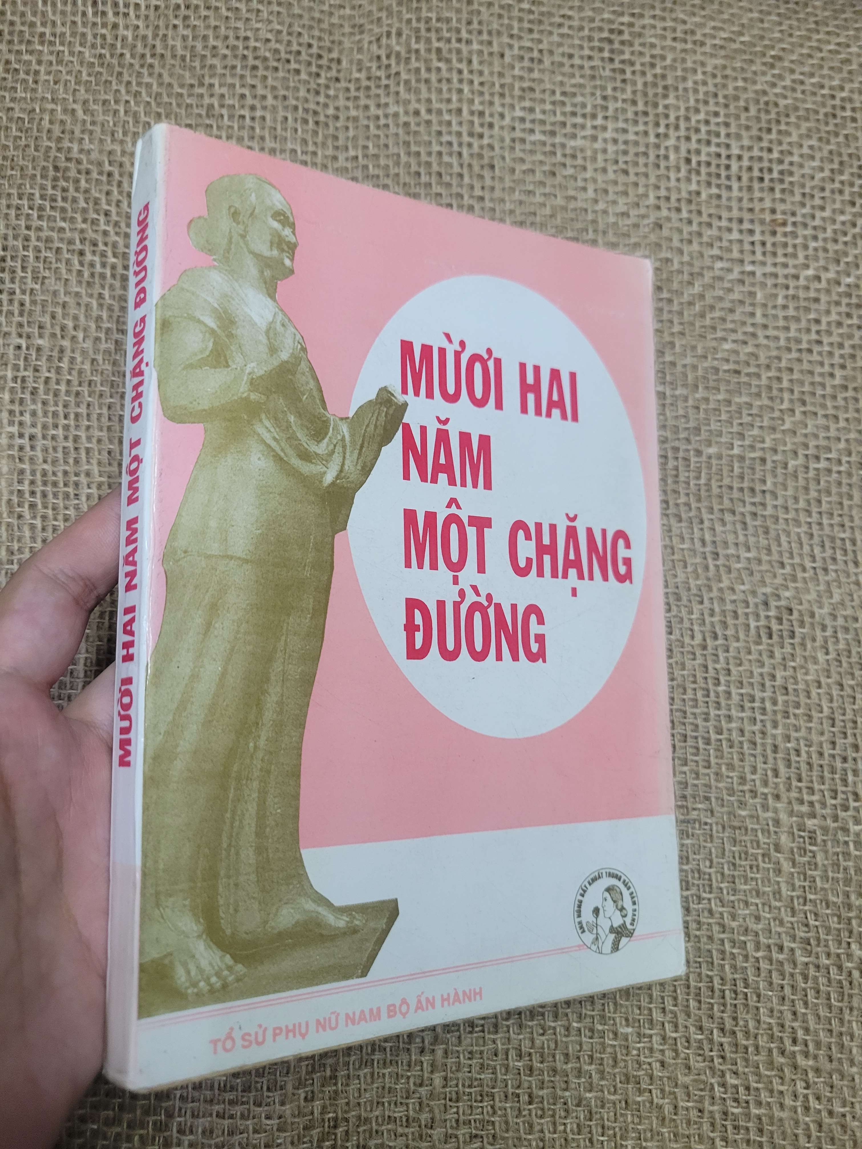 MƯỜI HAI NĂM MỘT CHẶNG ĐƯỜNG 1995 mới 80% bẩn bìa, ố (Lịch sử Việt Nam) HLSC