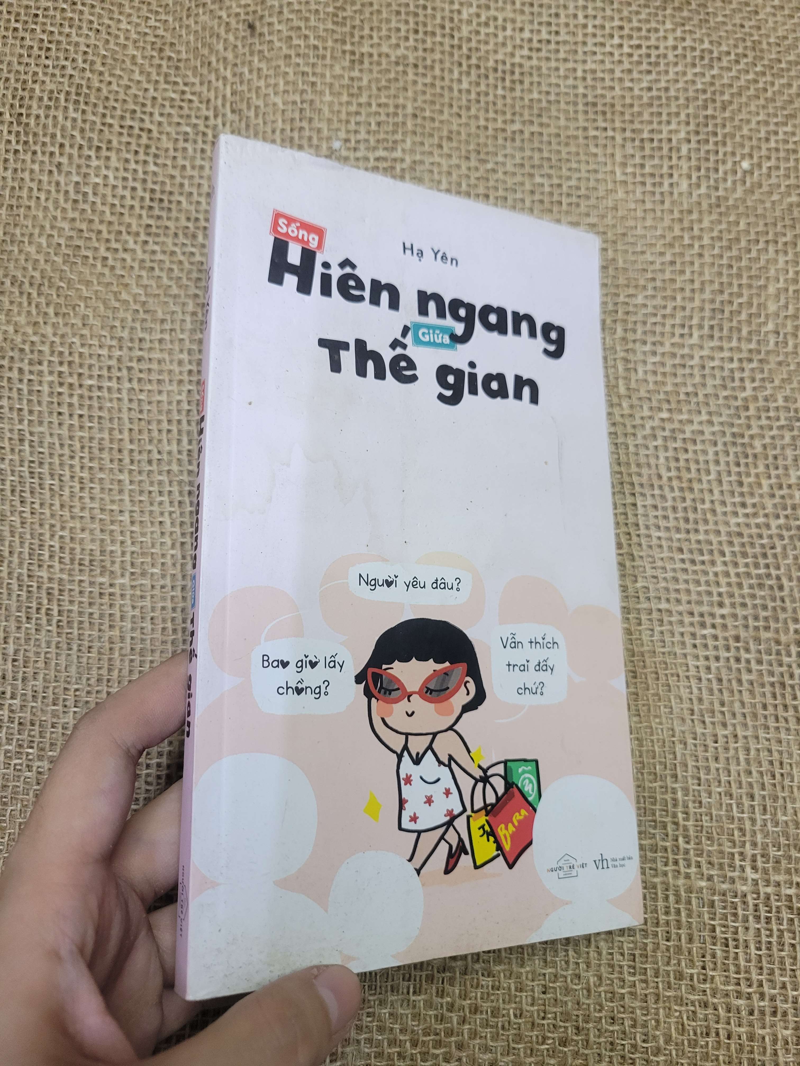 Sống hiên ngang giữa thế gian - Hạ Yên 2019 mới 70% bẩn bìa, ố, có vệt nước, tróc gáy tróc bìa (Sách kỹ năng) HLSC