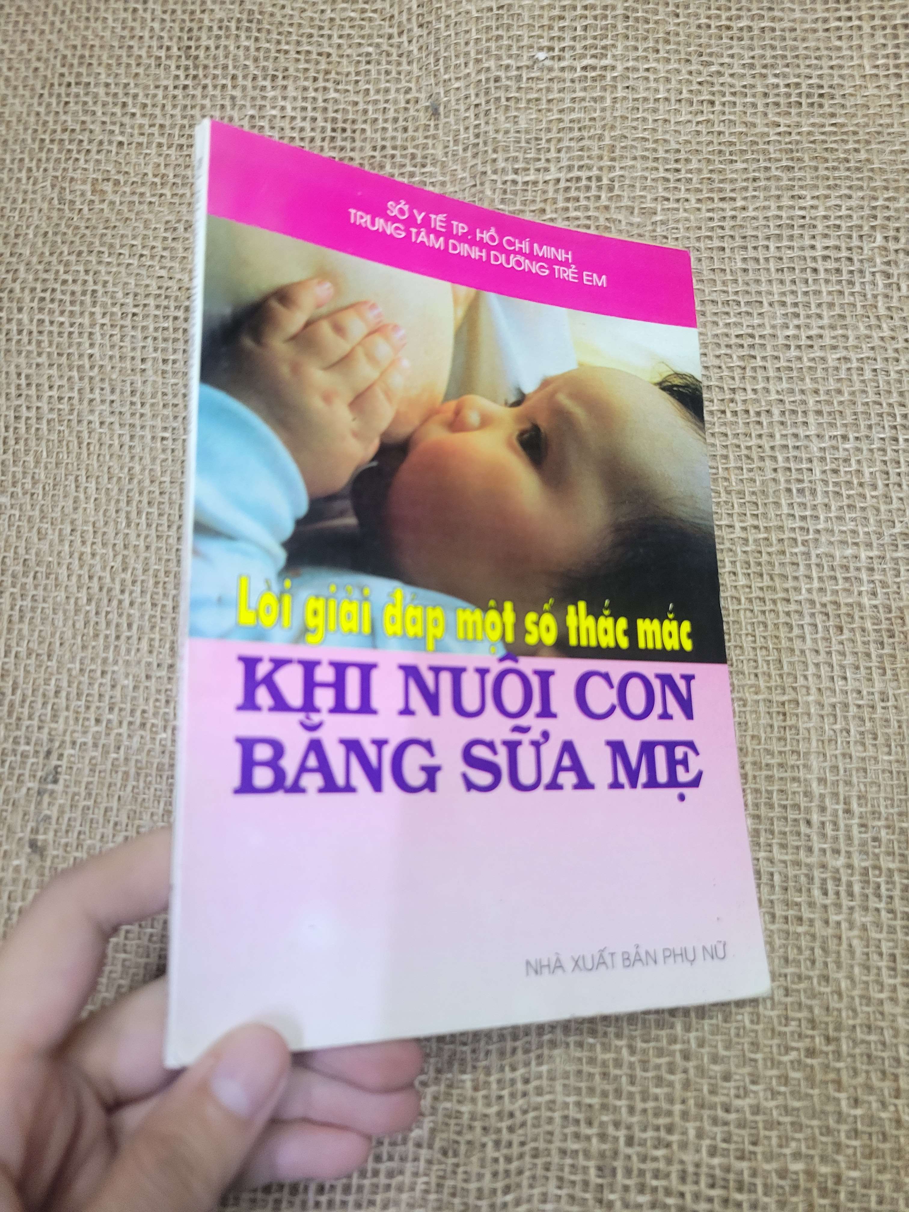 Lời giải đáp một số thắc mắc khi nuôi con bằng sữa mẹ 1998 mới 70% bẩn bìa, ố, có vệt nước (Sách mẹ và bé) HLSC