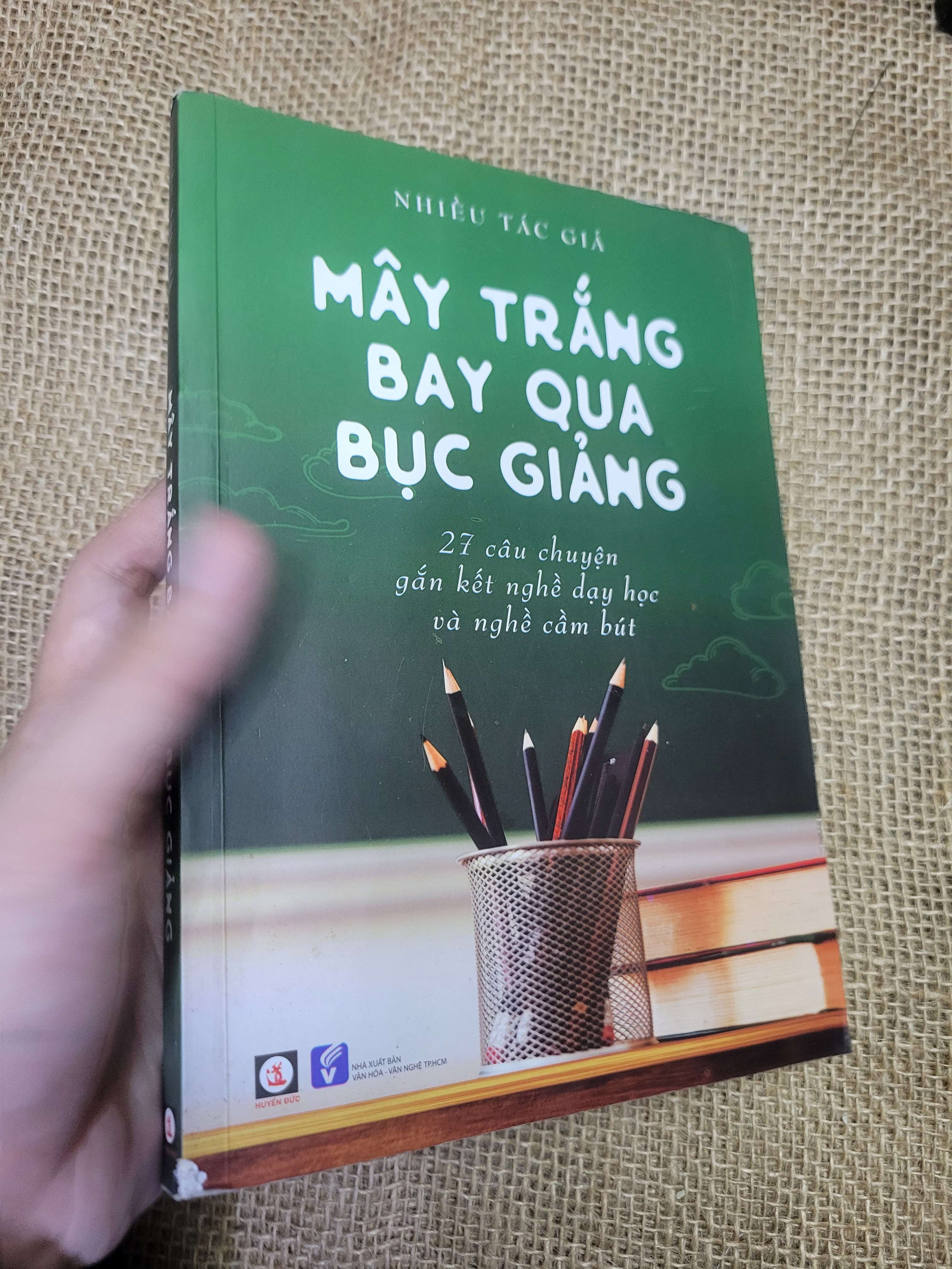 Mây trắng bay qua bục giảng - Nhiều tác giả 2019 mới 80% bẩn bìa, ố, có chữ viết (Sách văn học) HLSC