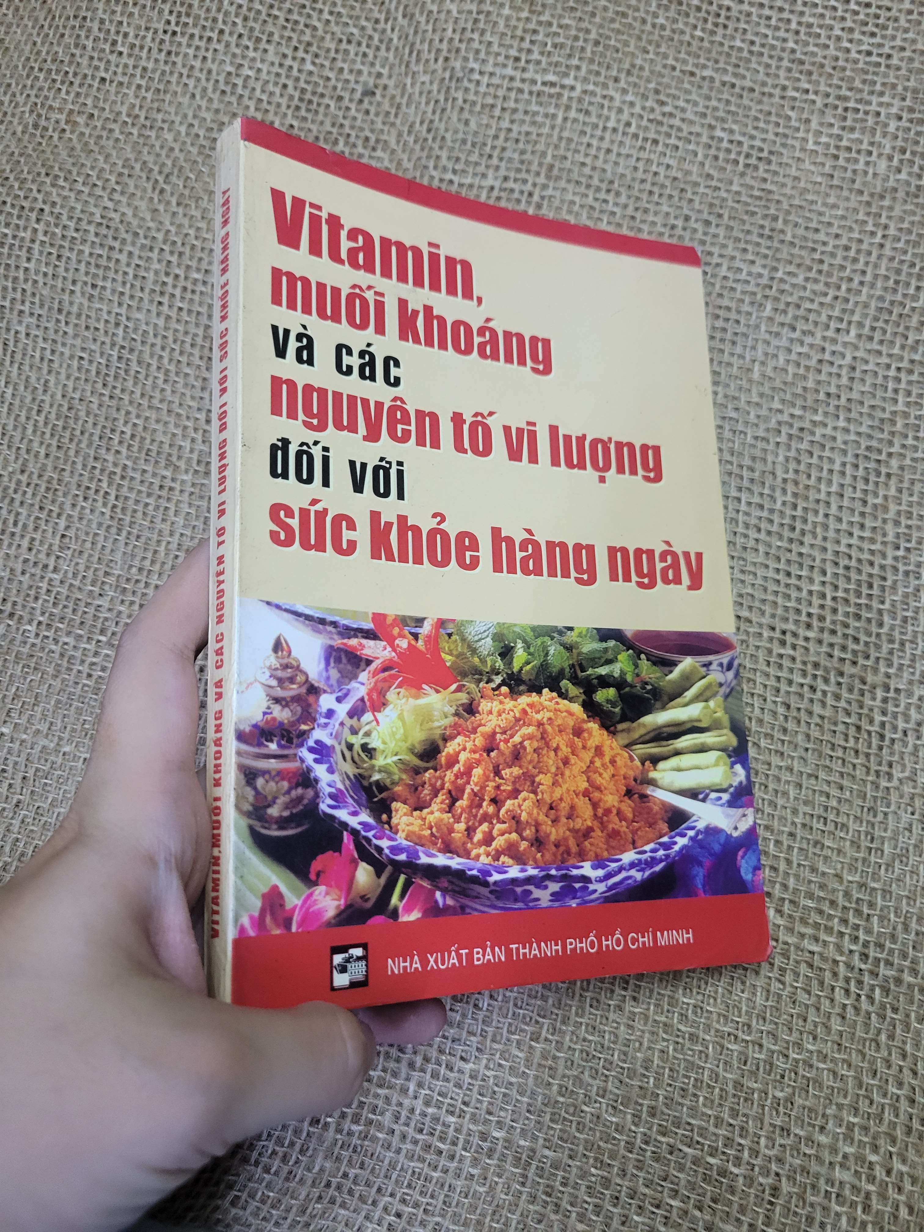 Vitamin, muối khoáng và các nguyên tố vi lượng đối với sức khỏe hàng ngày mới 80% bẩn bìa, ố (Sách Y học - Sức khỏe - Thể thao) HLSC