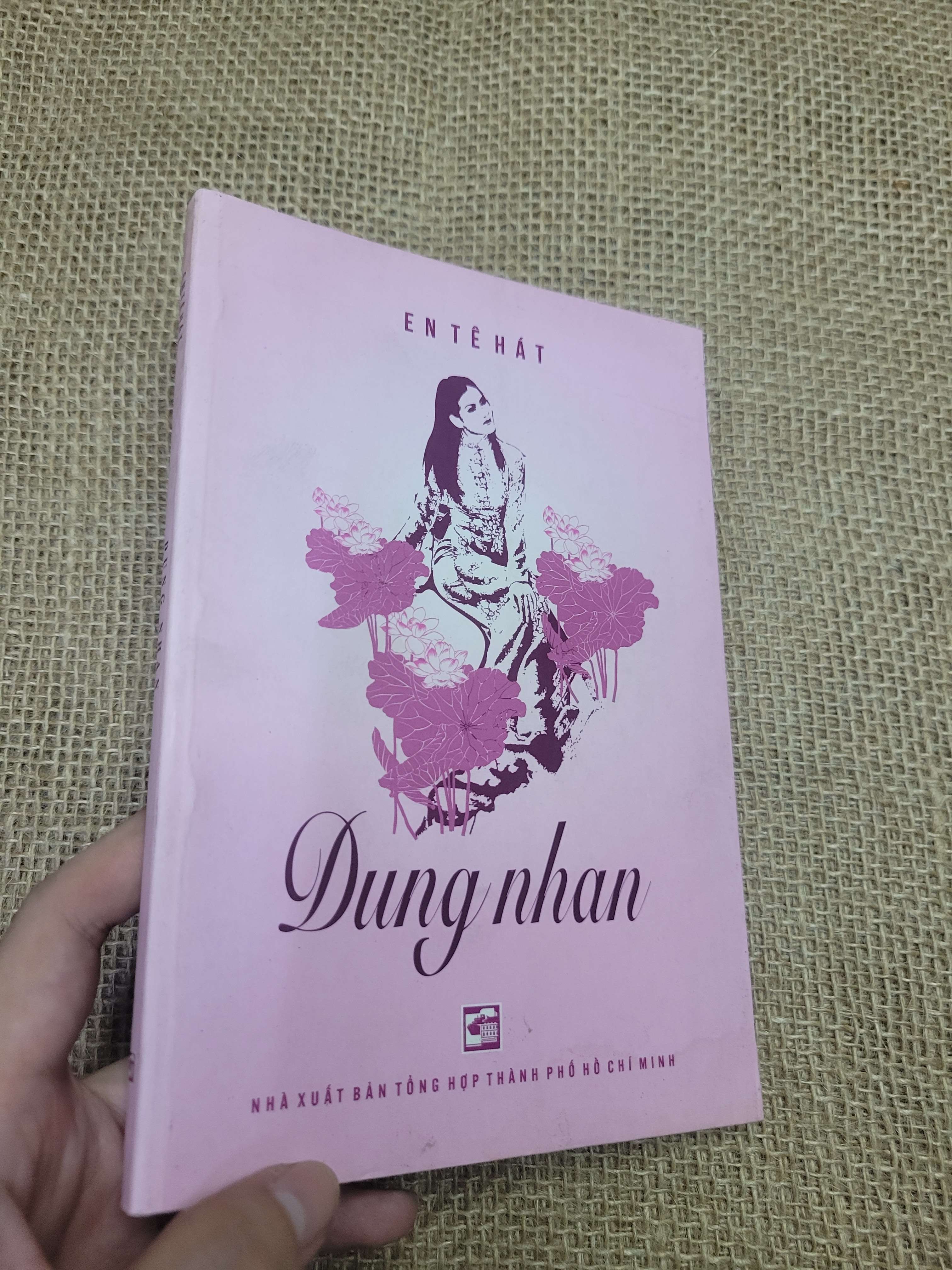 Dung nhan - En Tê Hát 2013 mới 80% bẩn bìa, ố, có chữ viết (thơ - ca dao - tục ngữ) HLSC