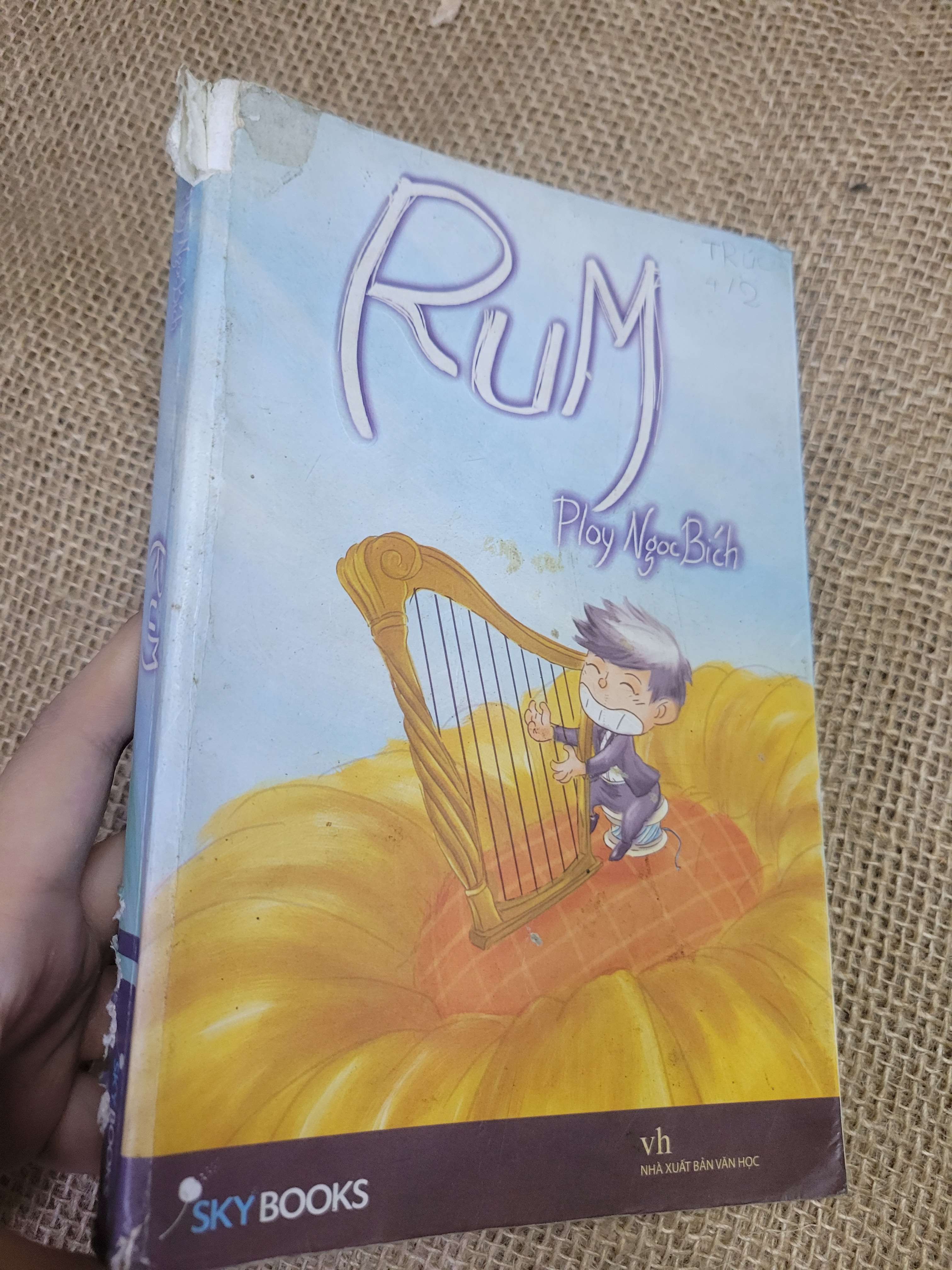 Rum - Ploy Ngọc Bích 2014 mới 60% bẩn bìa, ố, bị mọt, có chữ viết (Sách văn học) HLSC