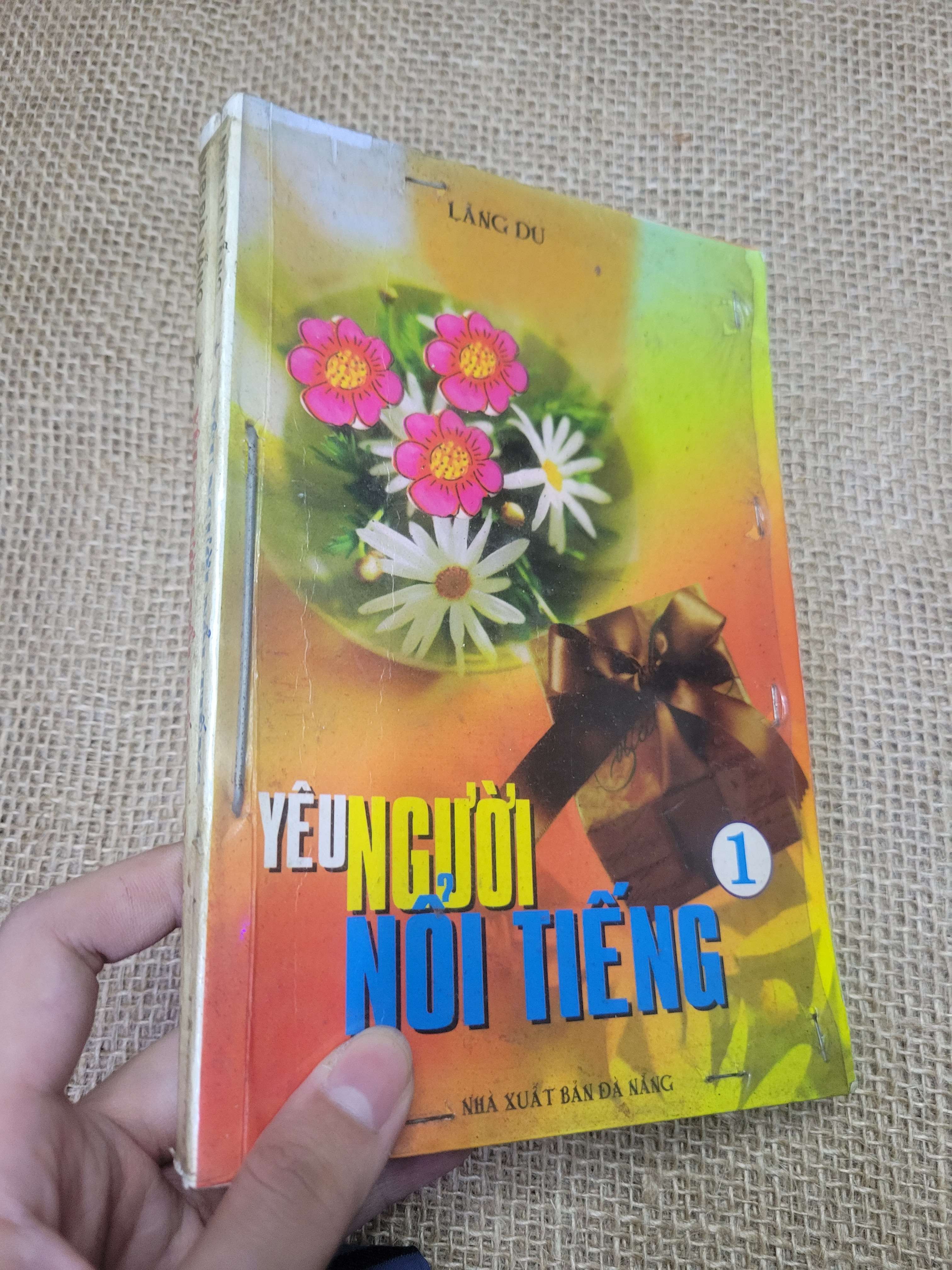 2 cuốn Yêu Người Nổi Tiếng - Lãng Du 2010 mới 90% bẩn bìa, ố (Sách văn học) HCM
