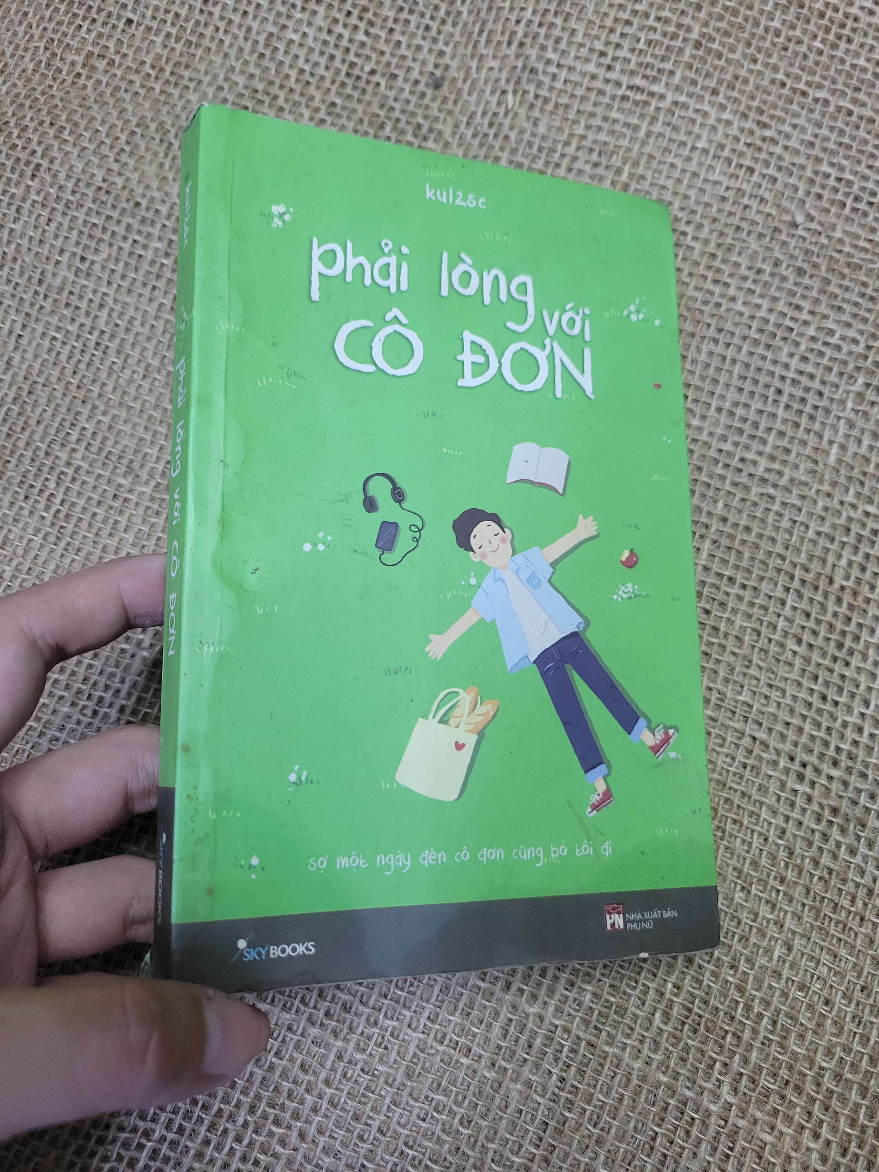 phải lòng với cô đơn - kulzsc 2020 mới 60% bẩn bìa, ố, tróc gáy, có vệt nước (Sách văn học) HLSC