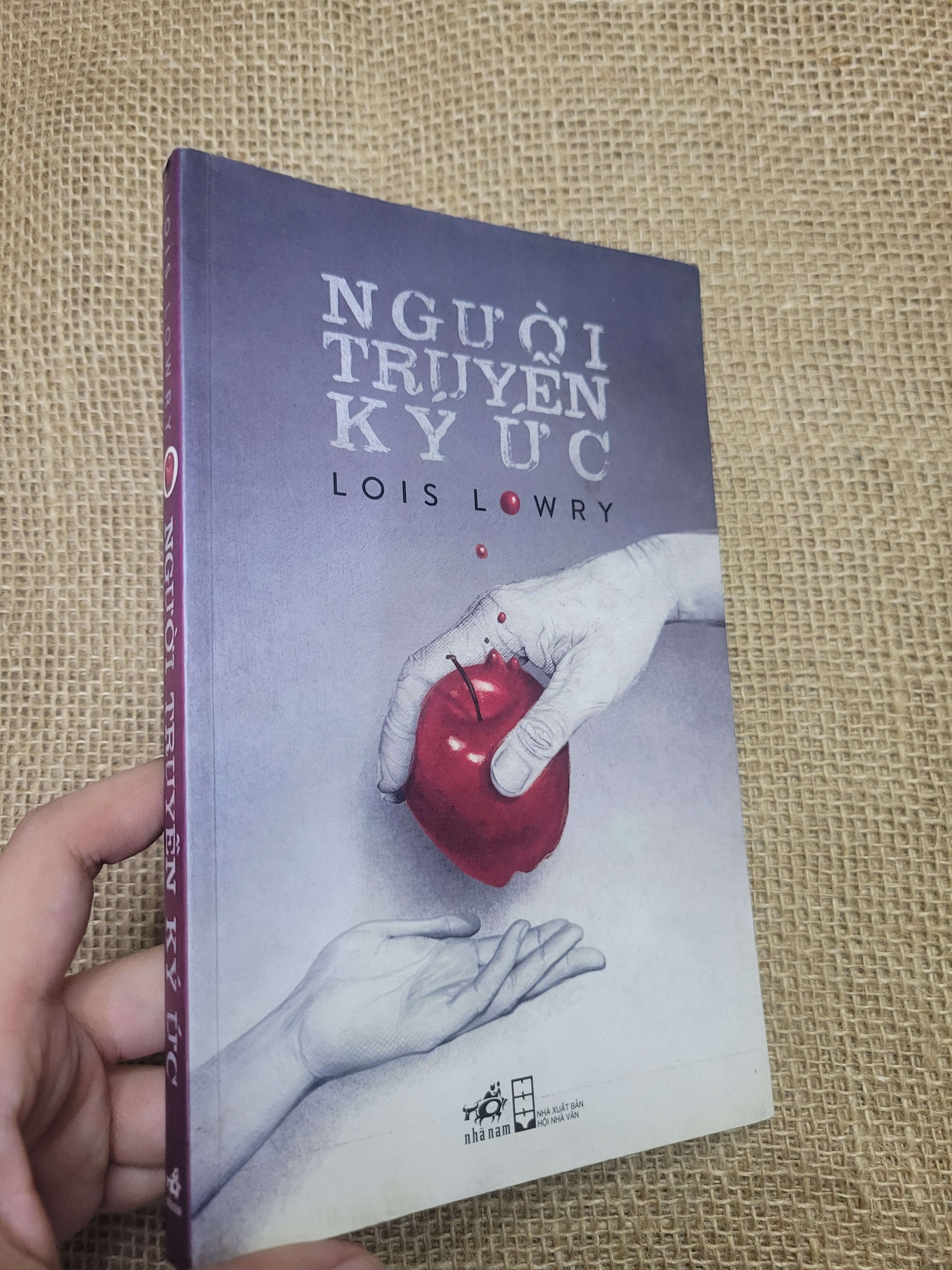 NGƯỜI TRUYỀN KÝ ỨC - LOIS LOWRY 2014 mới 90% bẩn bìa, ố, tróc gáy (Sách văn học) HLSC