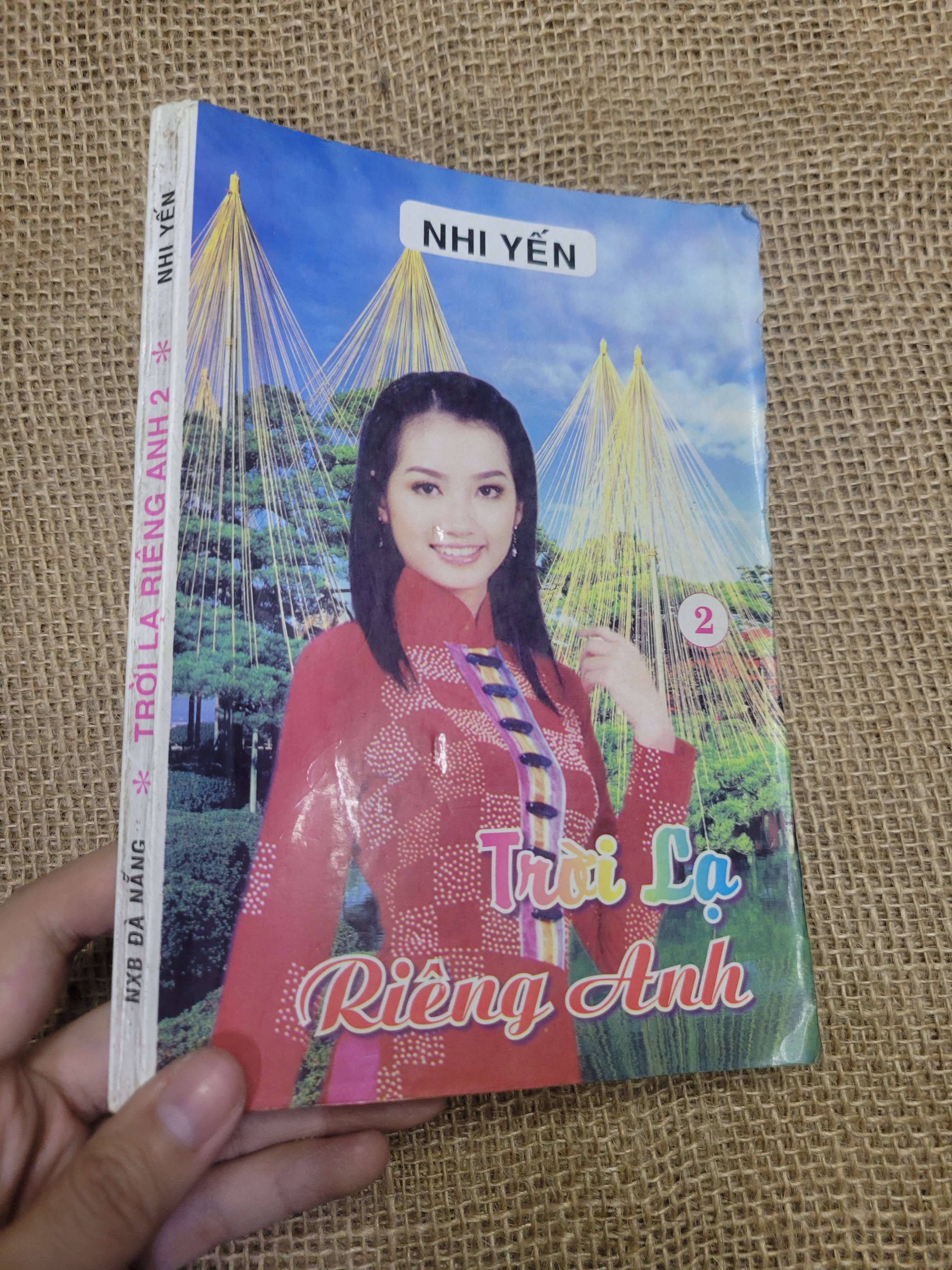 Trời lạ riêng anh tập 2 - Nhi Yến 2007 mới 80% bẩn bìa, ố (Sách văn học) HLSC