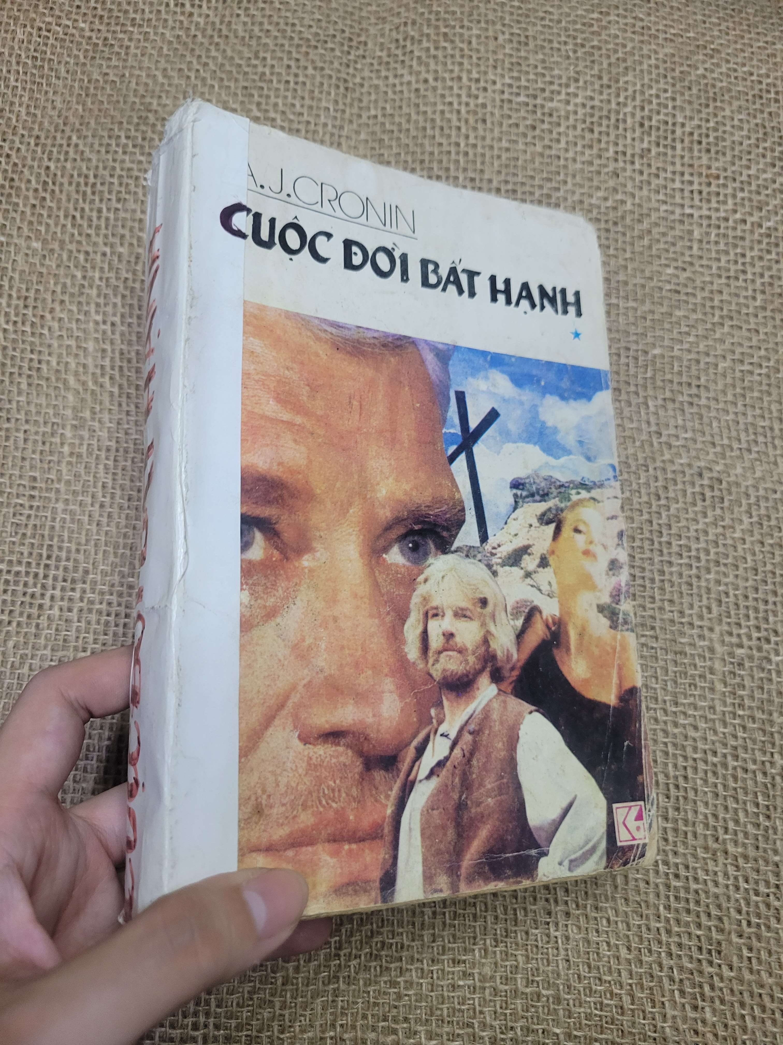 2 cuốn Cuộc đời bất hạnh - A. J. Cronin 1988 mới 80% bẩn bìa, ố (Sách văn học) HLSC