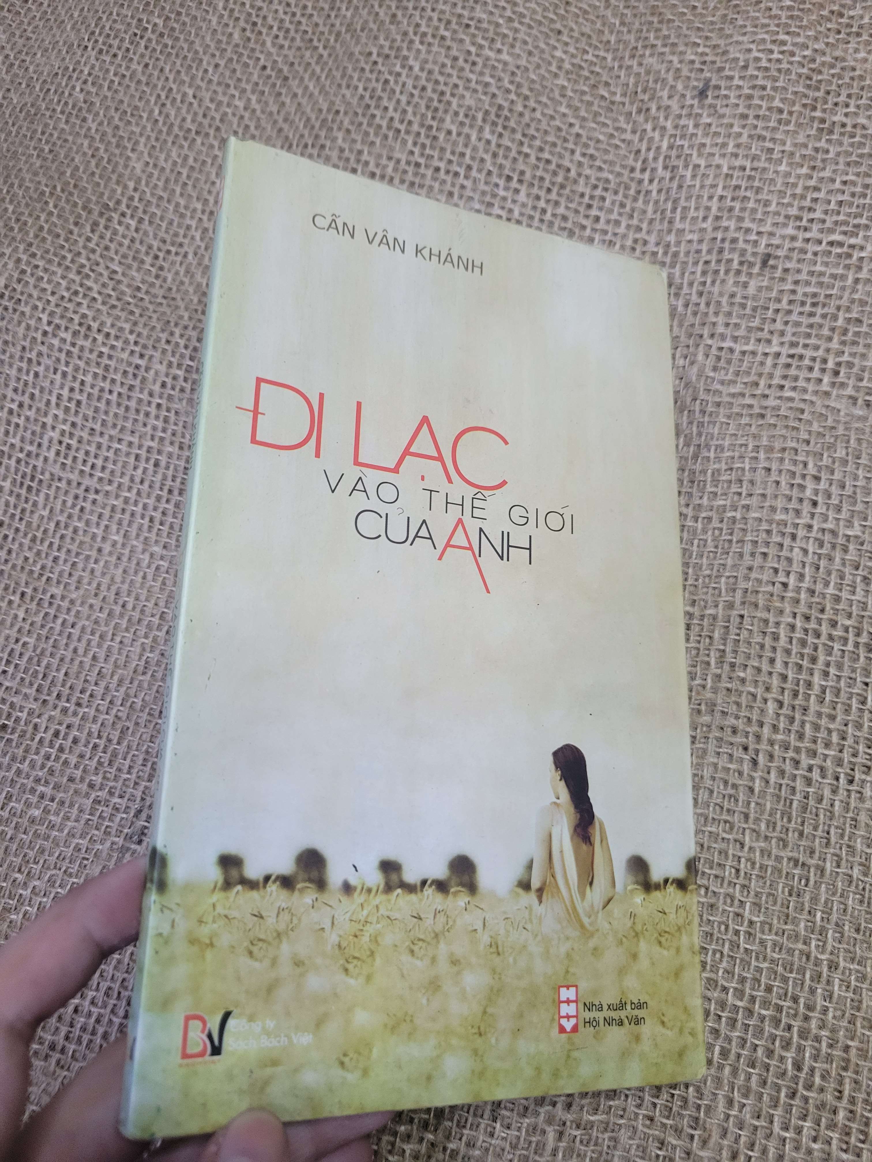 ĐI LẠC VÀO THẾ GIỚI CỦA ANH - Cấn Vân Khánh 2009 mới 80% bẩn bìa, ố (Sách văn học) HLSC