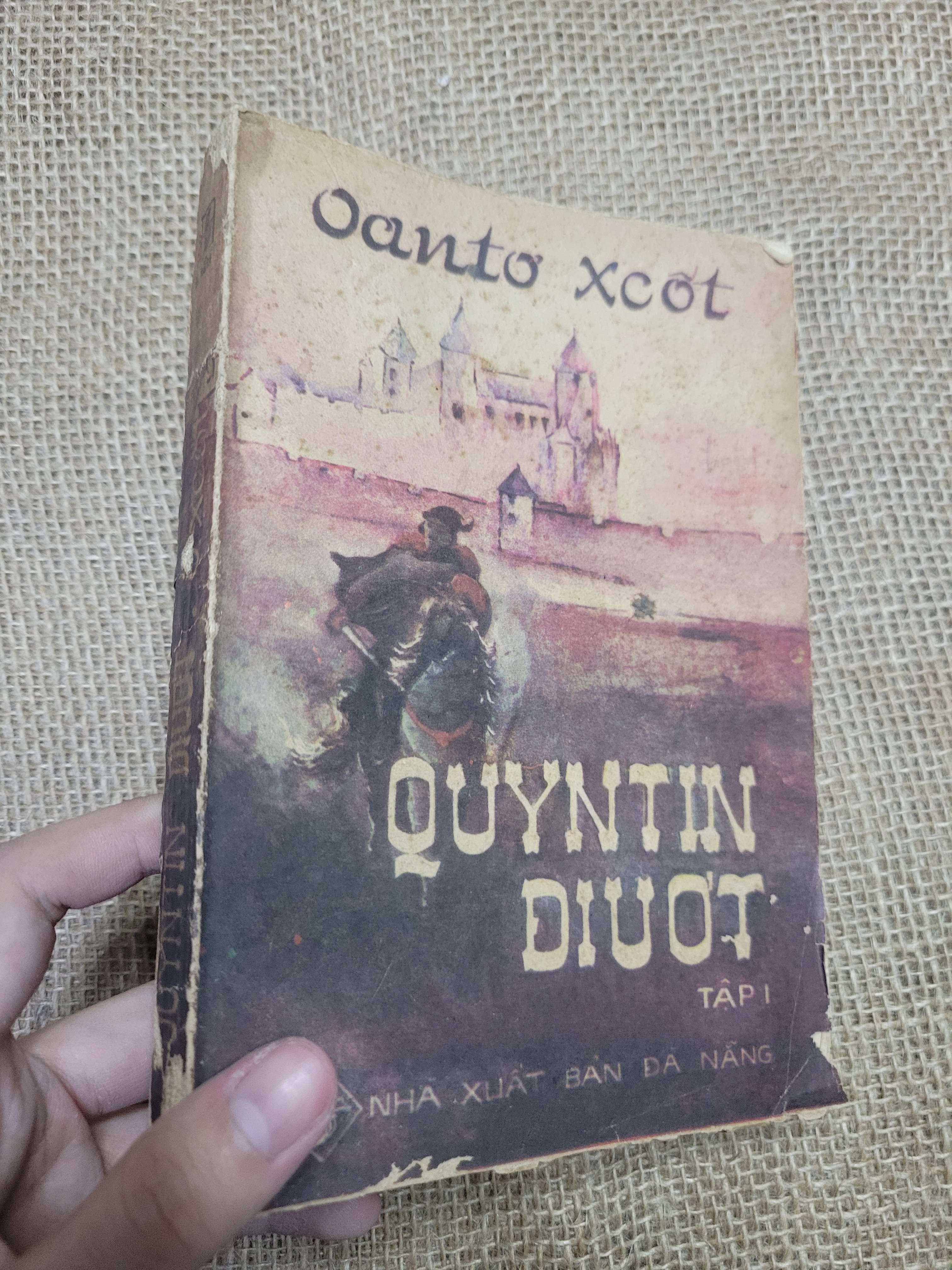 Quytin Diuot tập 1 - Oanto Xcot 1988 mới 60% bẩn bìa, ố, rách bìa (Sách văn học) HLSC