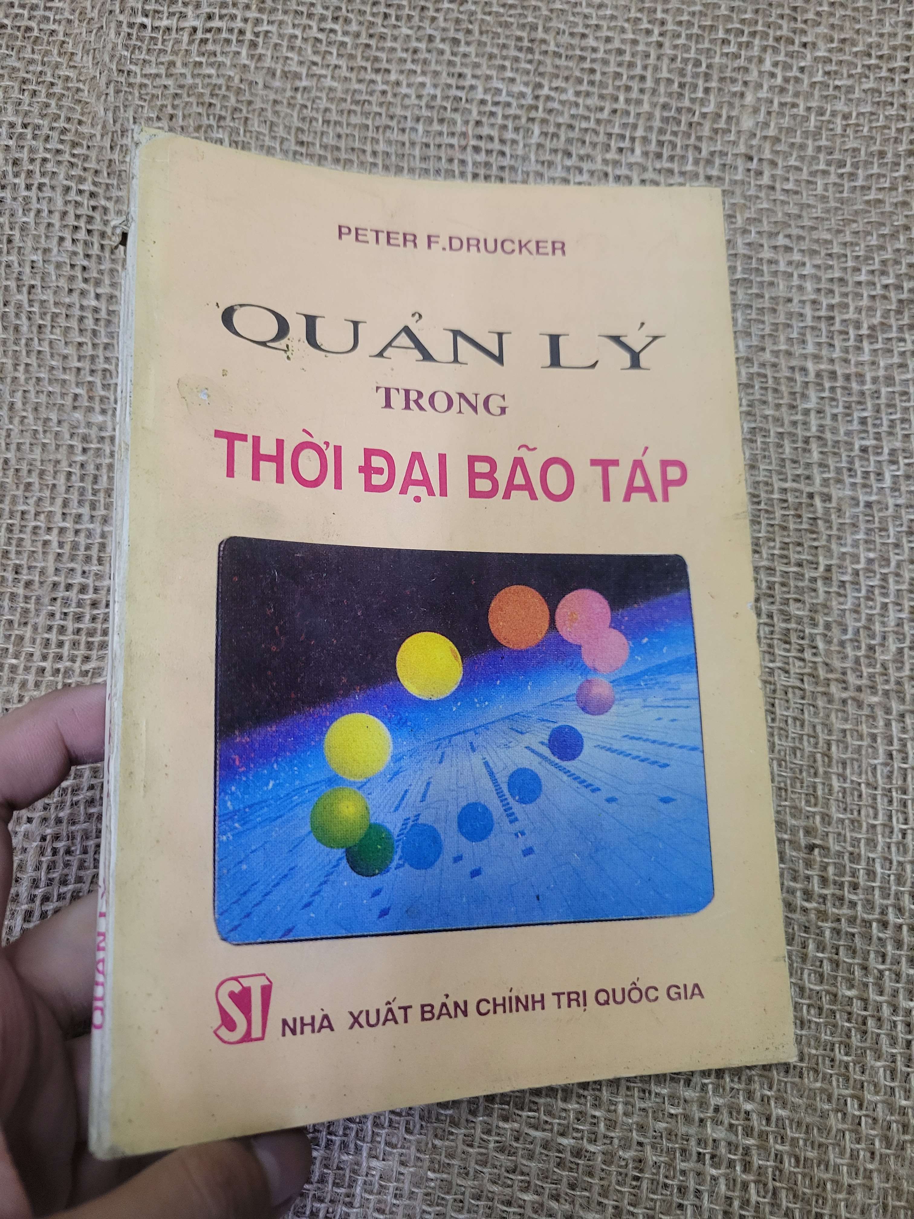 QUẢN LÝ TRONG THỜI ĐẠI BÃO TÁP - PETER F. DRUCKER 1994 mới 80% bẩn bìa, ố (Quản lý) HLSC