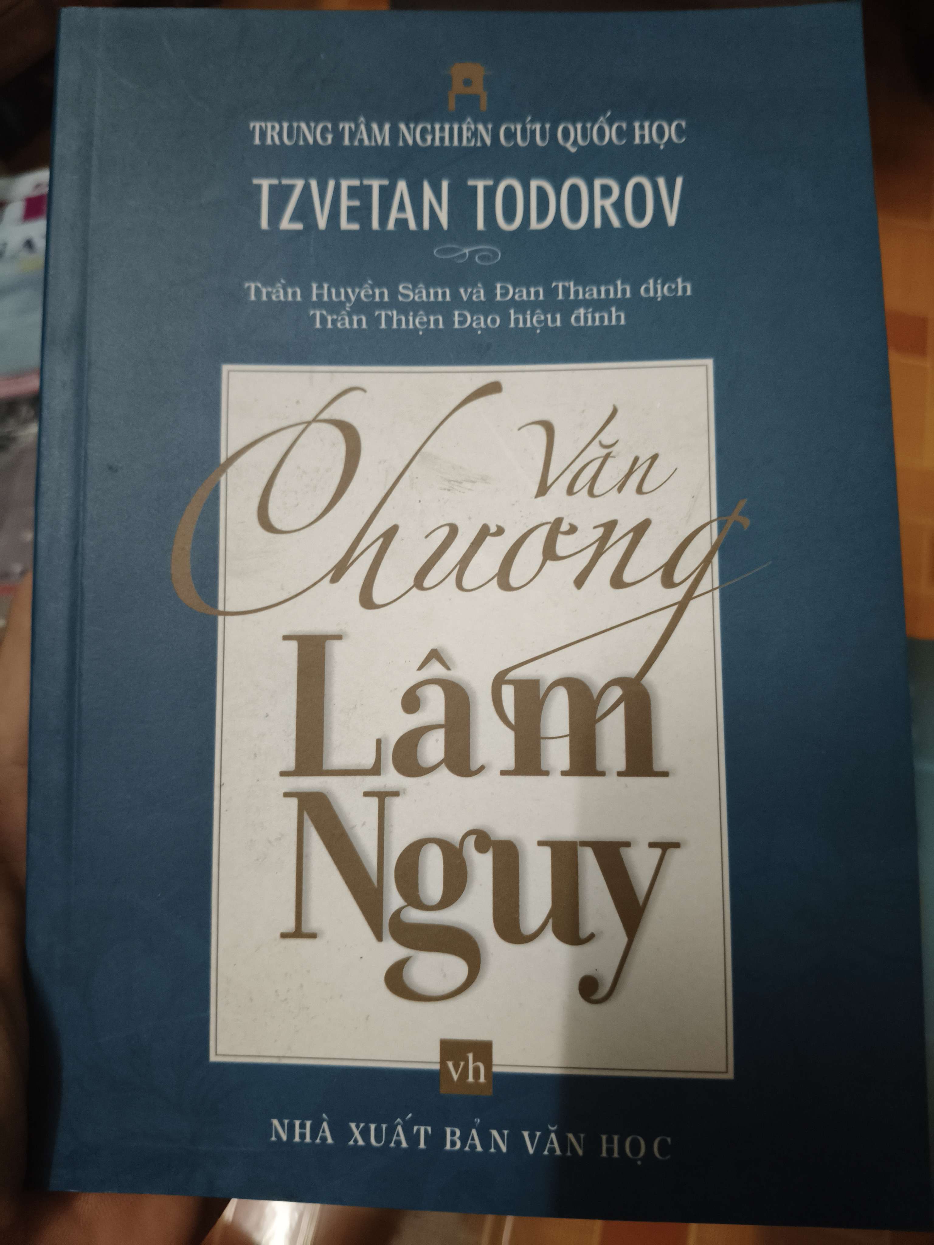 Văn Chương lâm nguy (Bìa mềm) - 2013 - 96 trang (Sách văn học) ANTQ