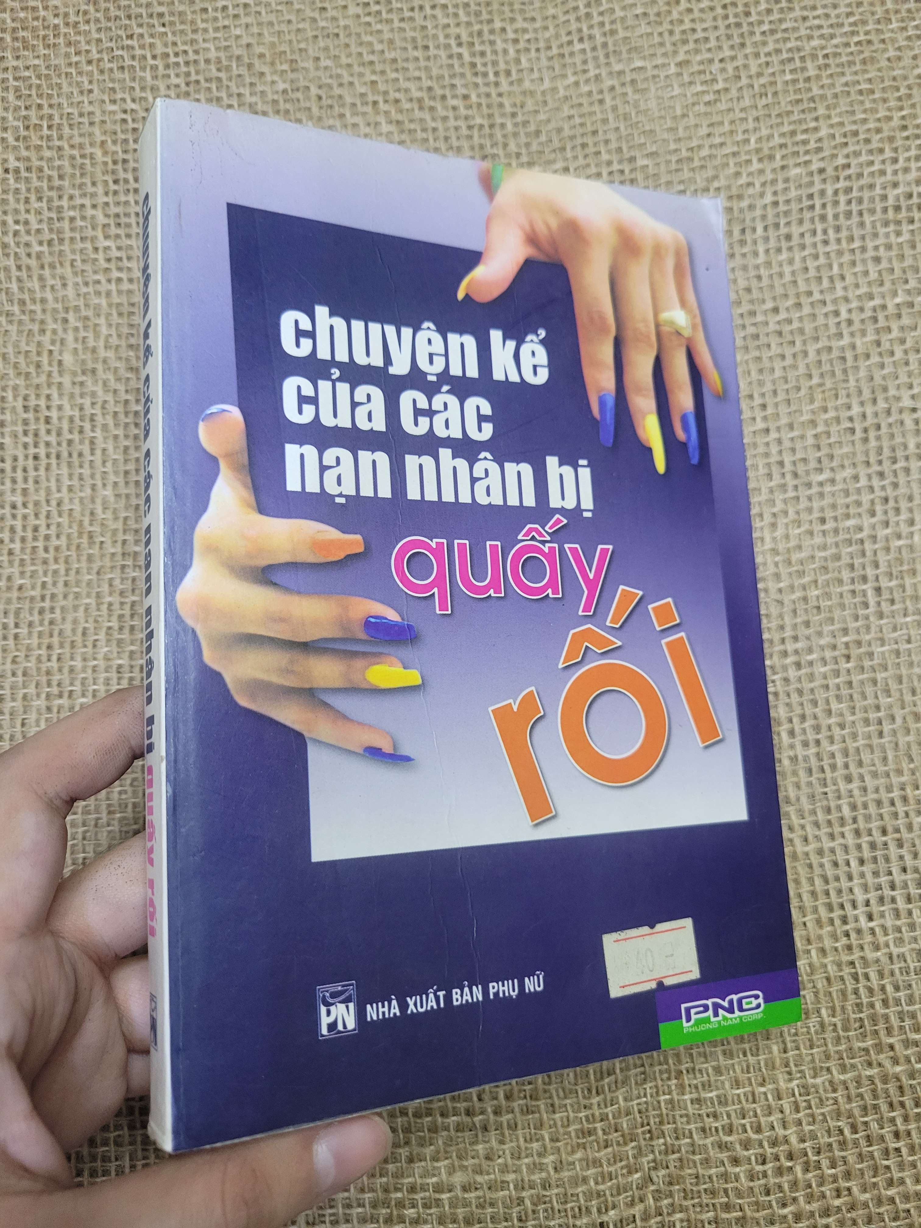 Chuyện kể của các nạn nhân bị quấy rối (Sách văn học) HLSC