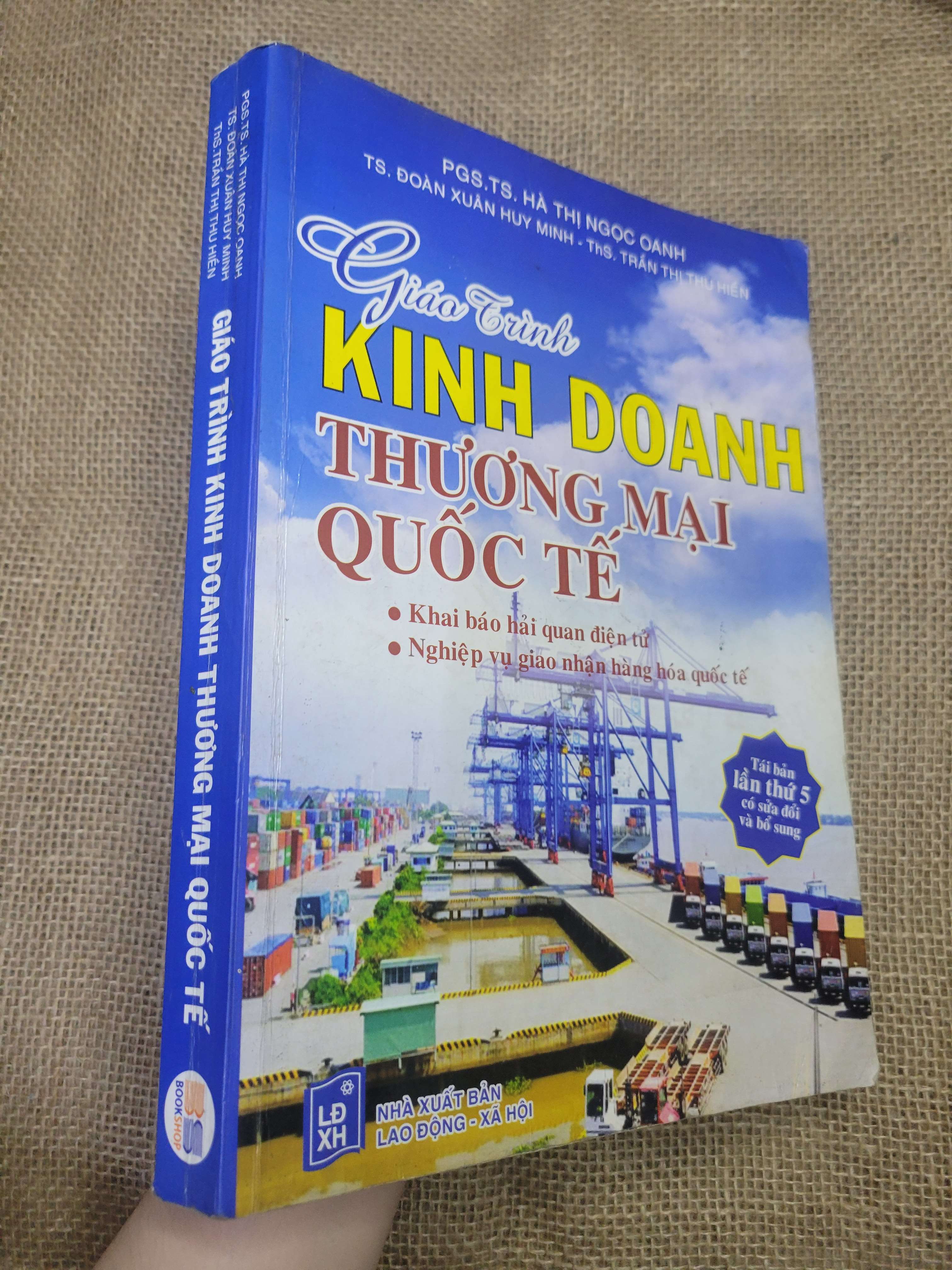GIÁO TRÌNH KINH DOANH THƯƠNG MẠI QUỐC TẾ - PGS.TS. HÀ THỊ NGỌC OANH, TS. ĐOÀN XUÂN HUY MINH, THS. TRẦN THỊ THU HIỀN (Giáo trình đại học - cao đẳng) HLSC