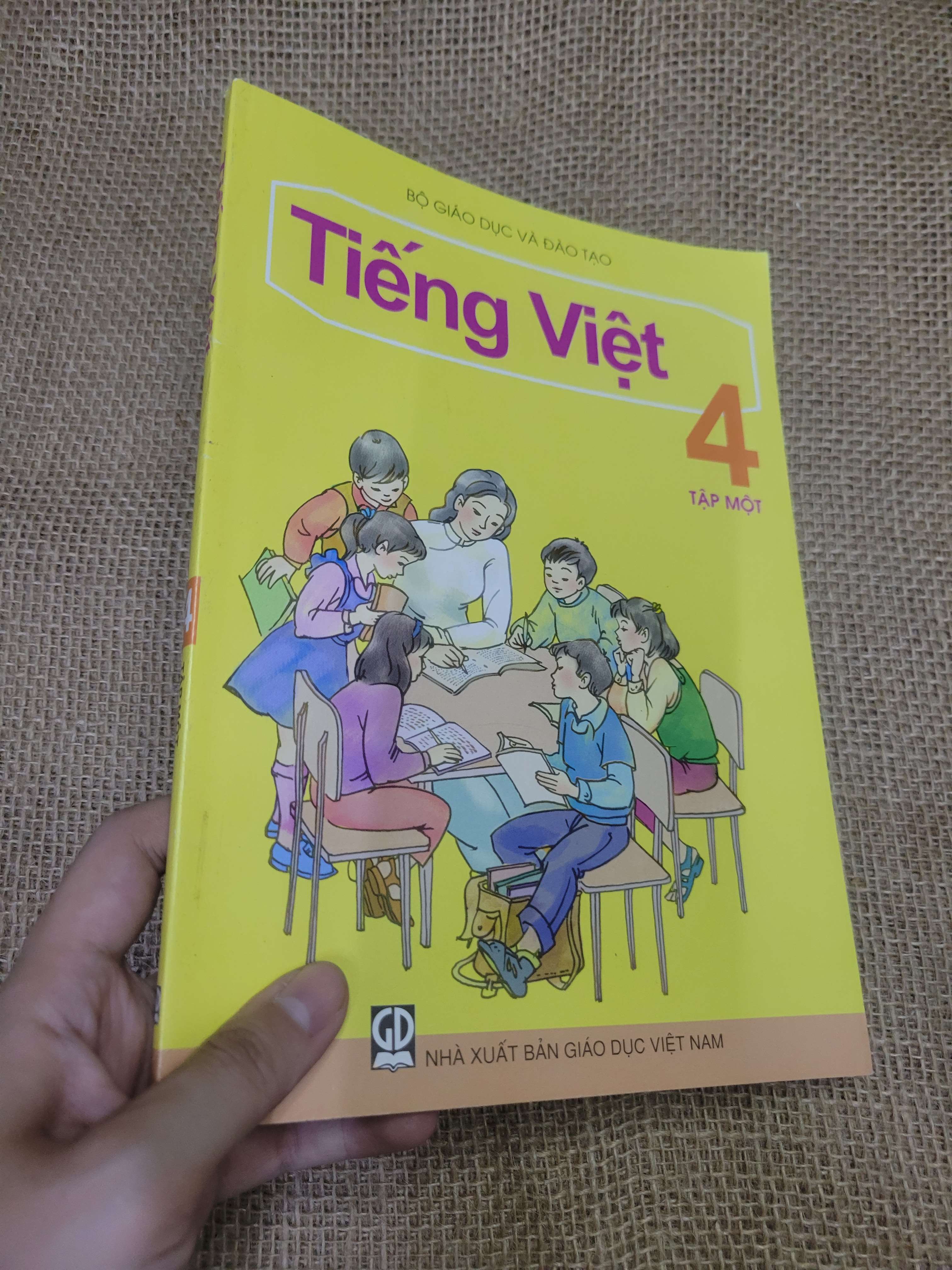 Tiếng Việt 4 tập 1 (Sách giáo khoa - giáo trình) HLSC
