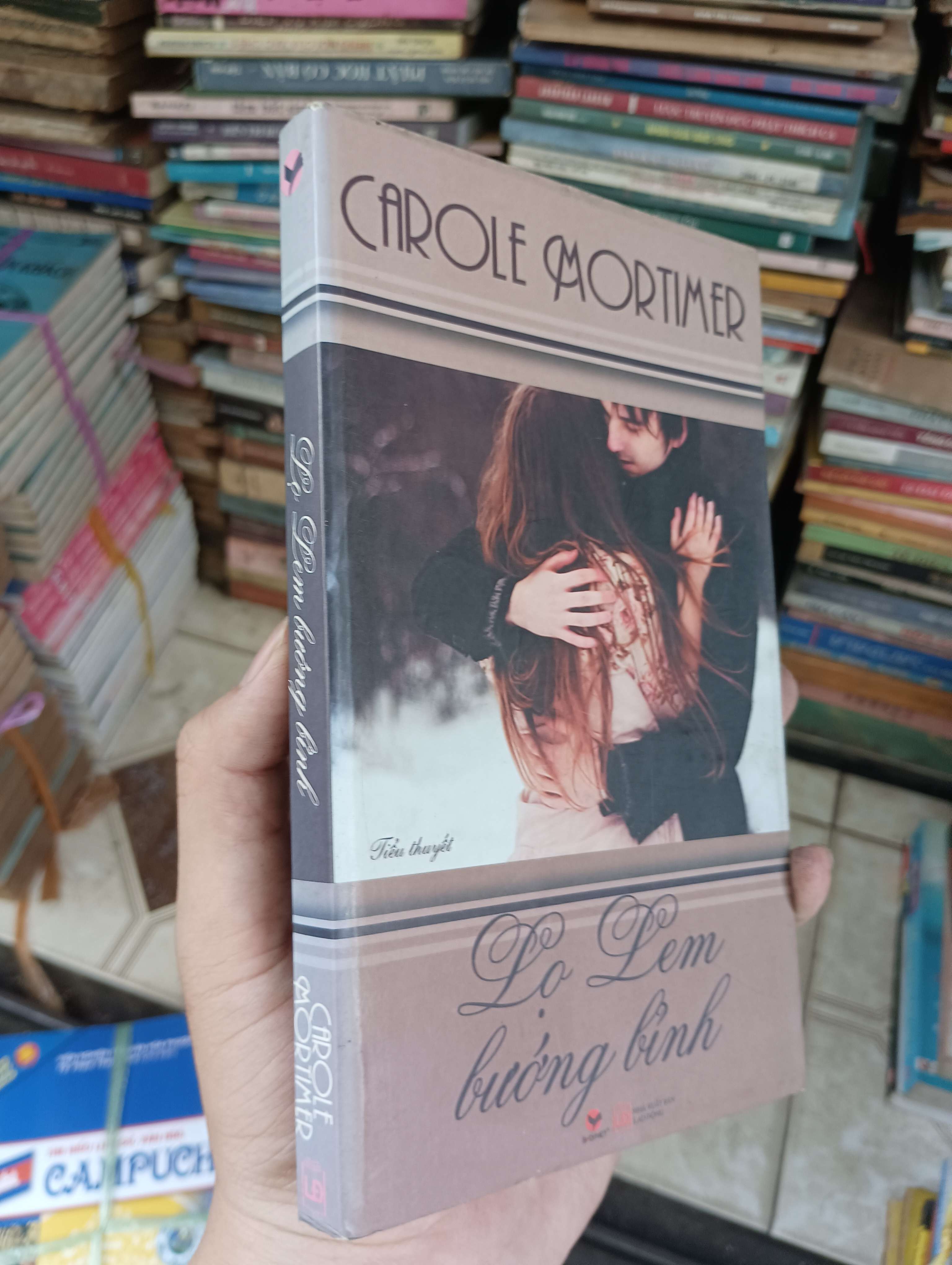Lo Lem bướng bỉnh - Carole Mortimer (Tiểu Thuyết) BGB