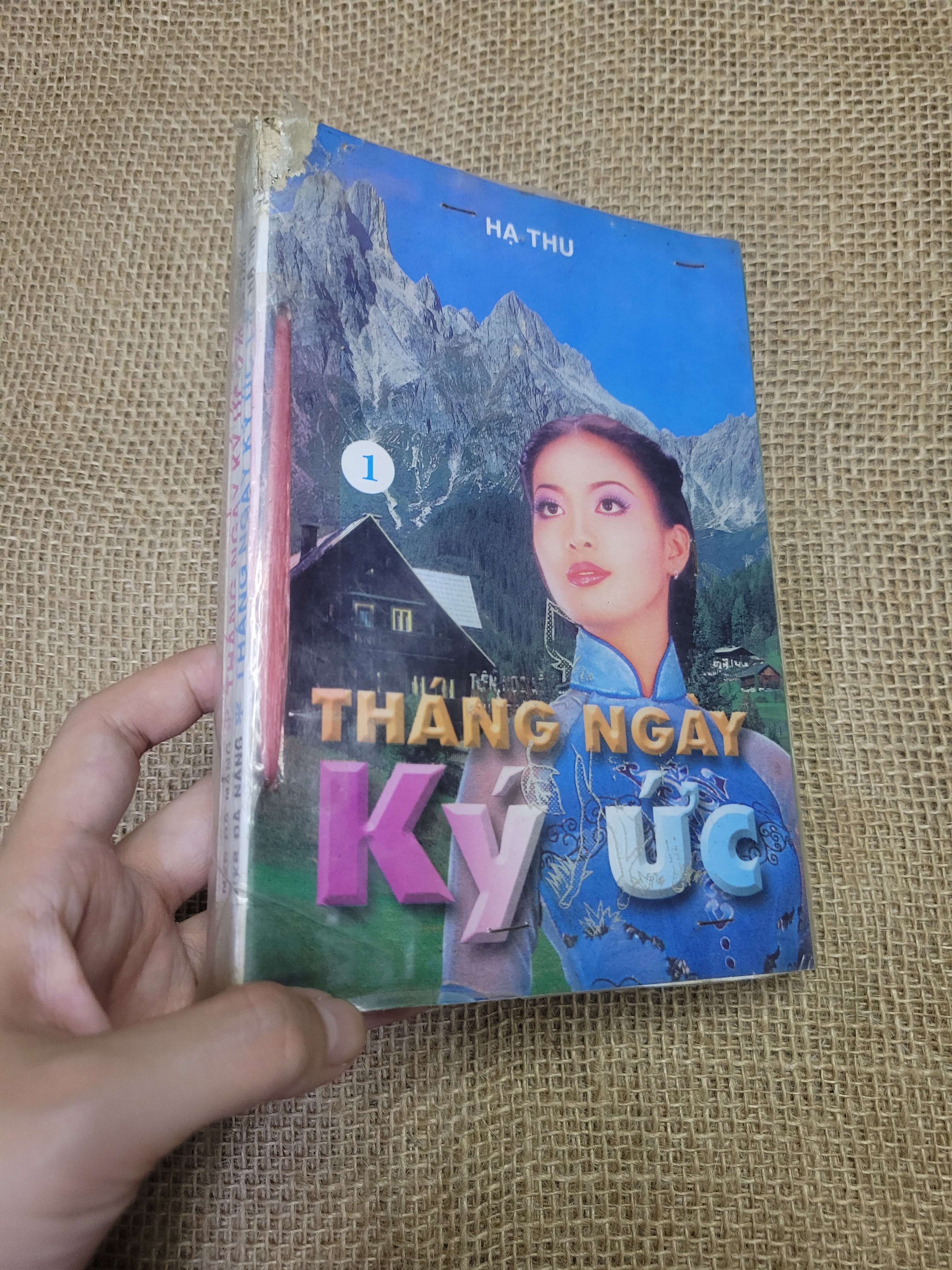 2 cuốn THÁNG NGÀY KÝ ỨC - HẠ THU (Sách văn học) HLSC