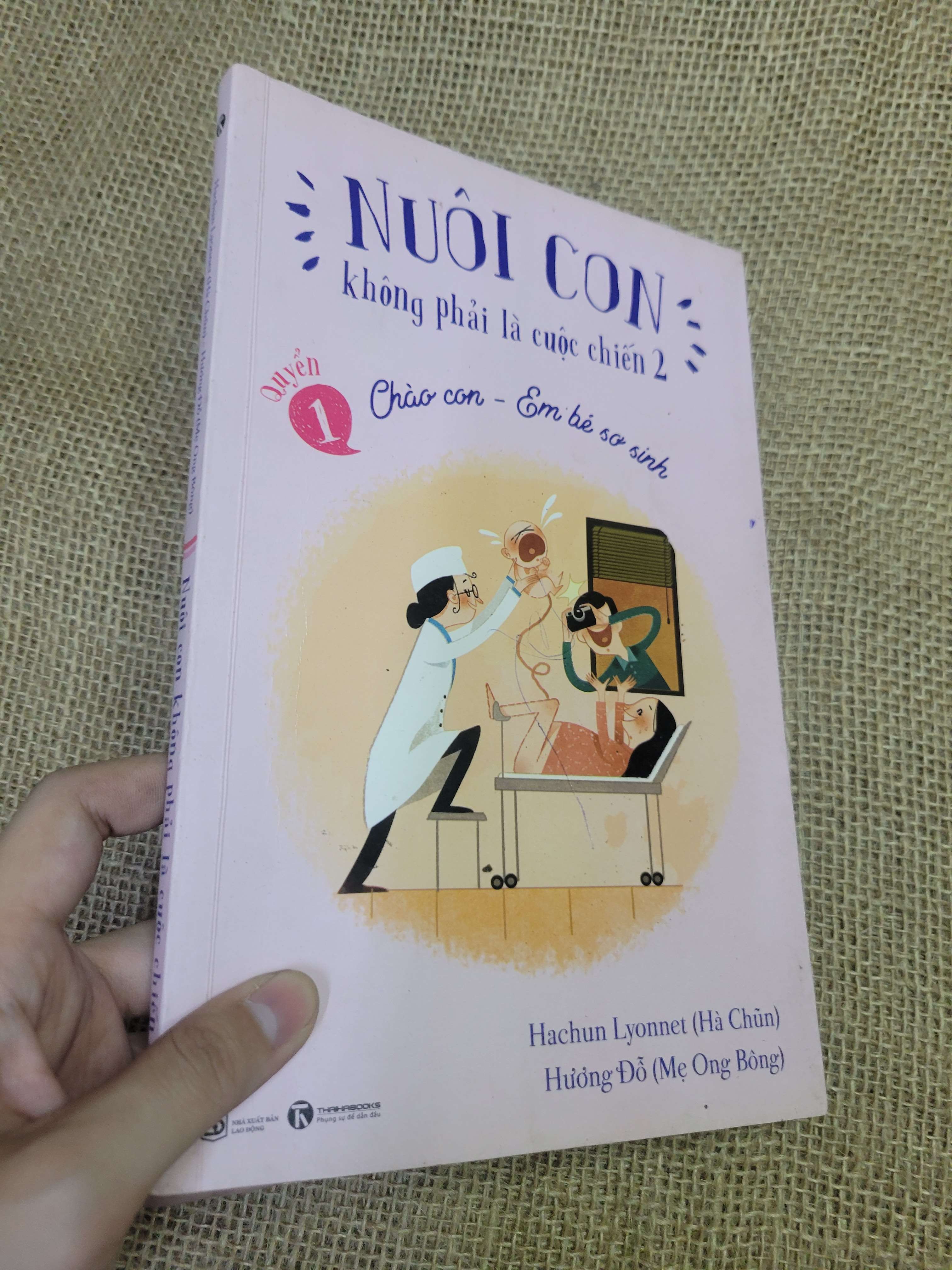 Nuôi con không phải là cuộc chiến 2 Quyển 1 Chào con - Em bé sơ - Hachun Lyonnet, Hương Đỗ (Sách mẹ và bé) HLSC