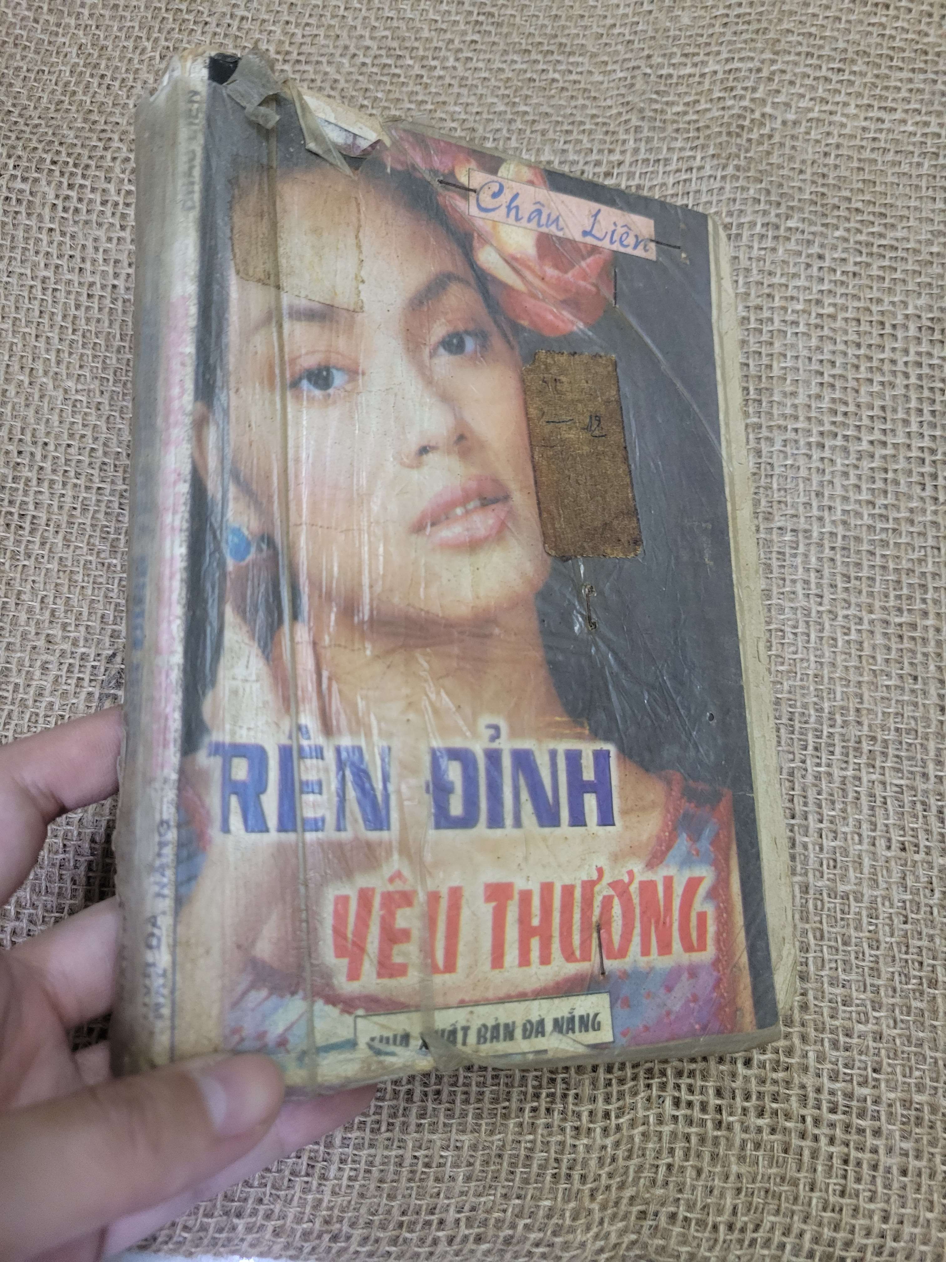 2 cuốn Trên đỉnh yêu thương - Châu Liên (Sách văn học) HLSC