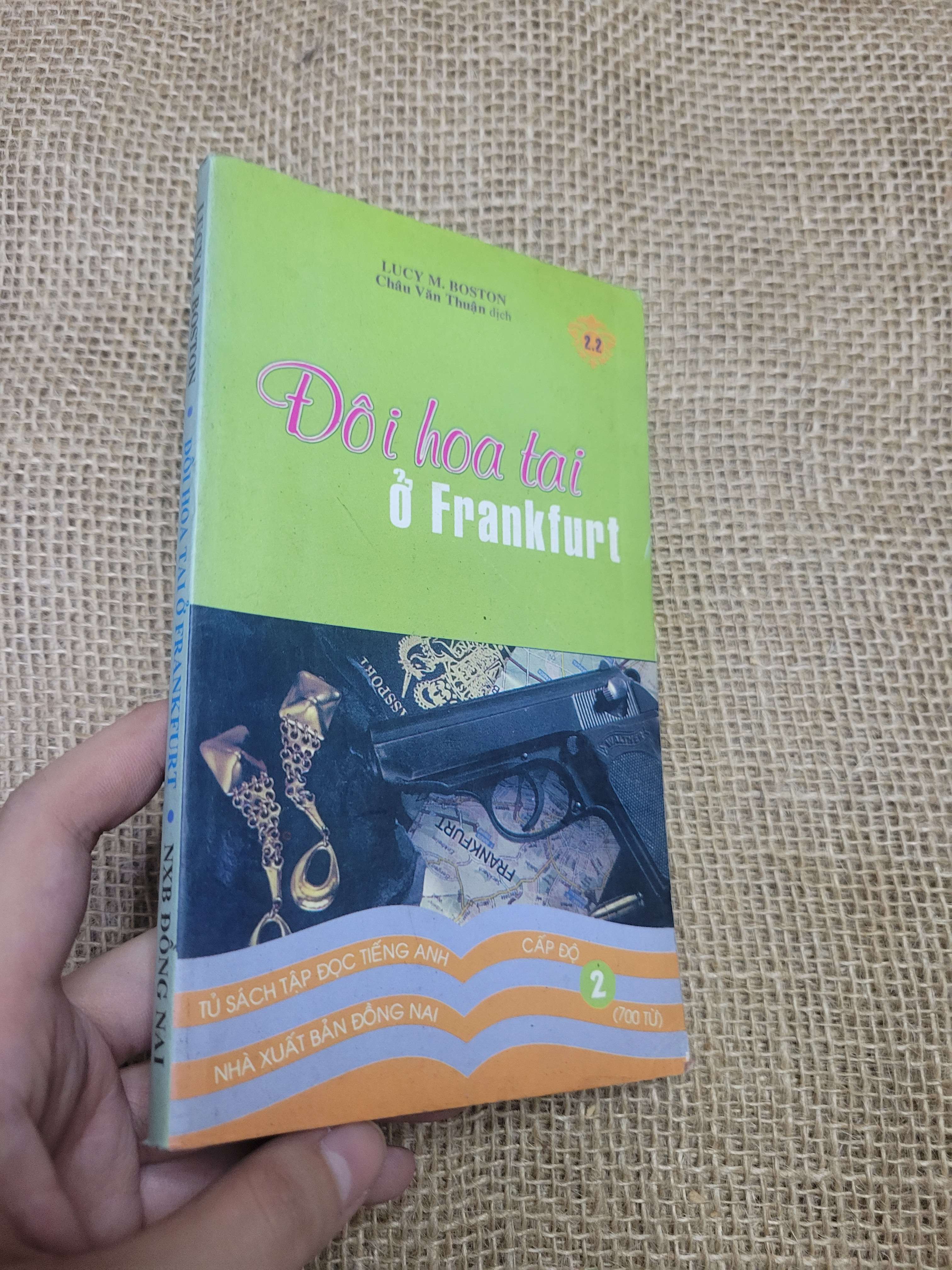 Đôi hoa tại ở Frankfurt - Lucy M. Boston (Sách văn học) HLSC