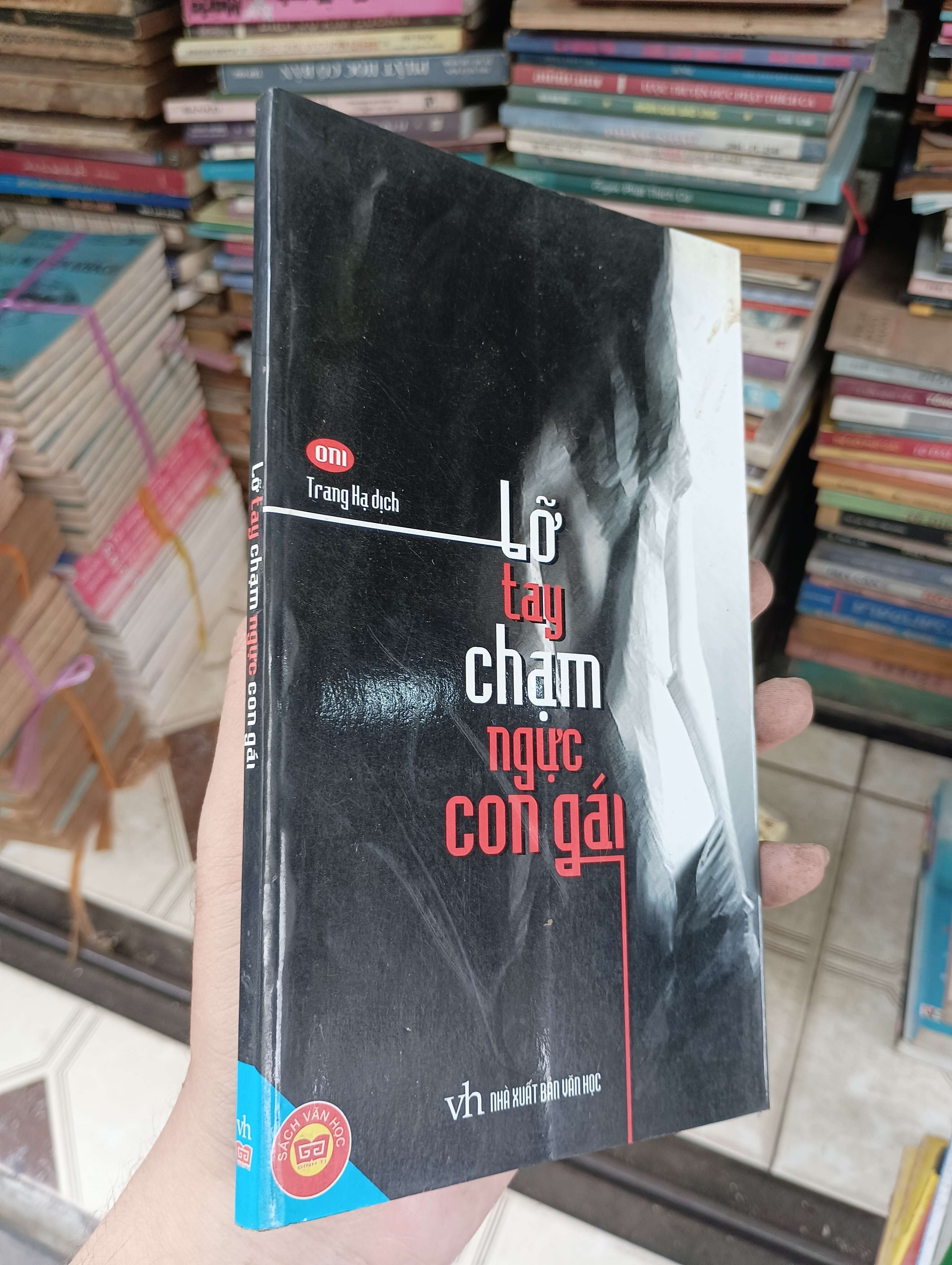 Lỡ tay chạm ngực con gái - Trang Hạ (Sách văn học) BGB