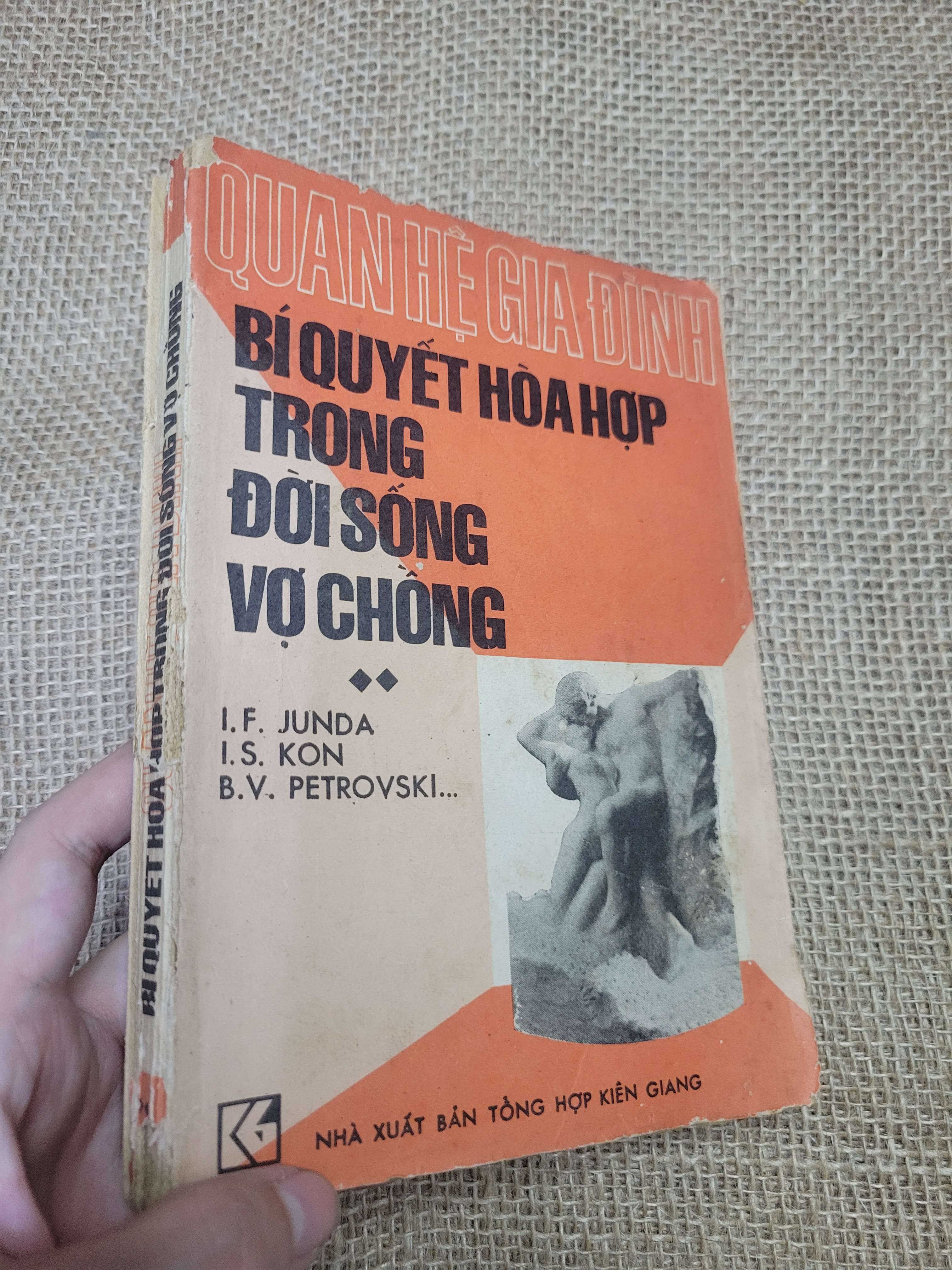 BÍ QUYẾT HÒA HỢP TRONG ĐỜI SỐNG VỢ CHỒNG - I.F. JUNDA, I.S. KON, B.V. PETROVSKI (Sách Y học - Sức khỏe - Thể thao) HLSC
