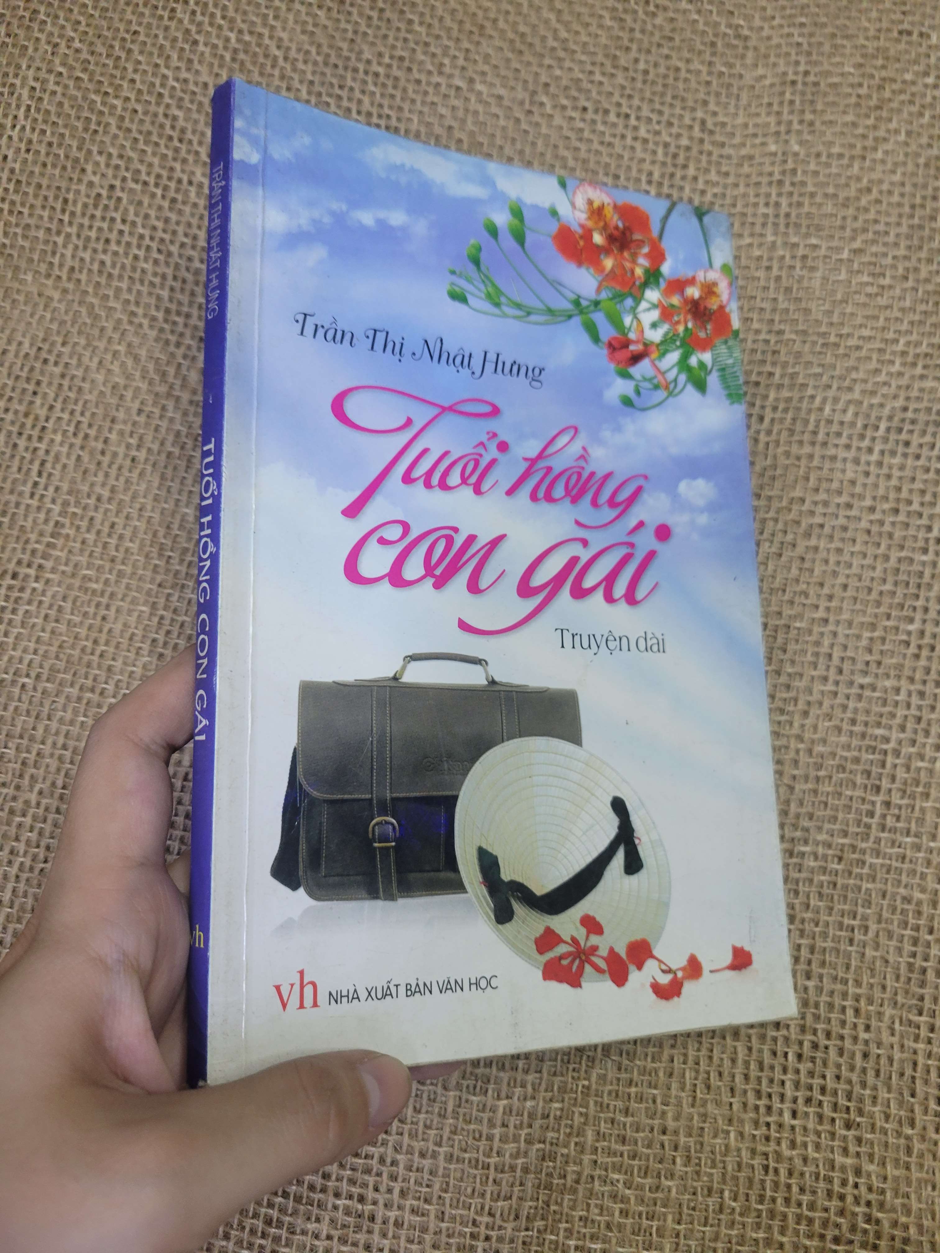 Tuổi hồng con gái - Trần Thị Nhật Hưng (Sách văn học) HLSC