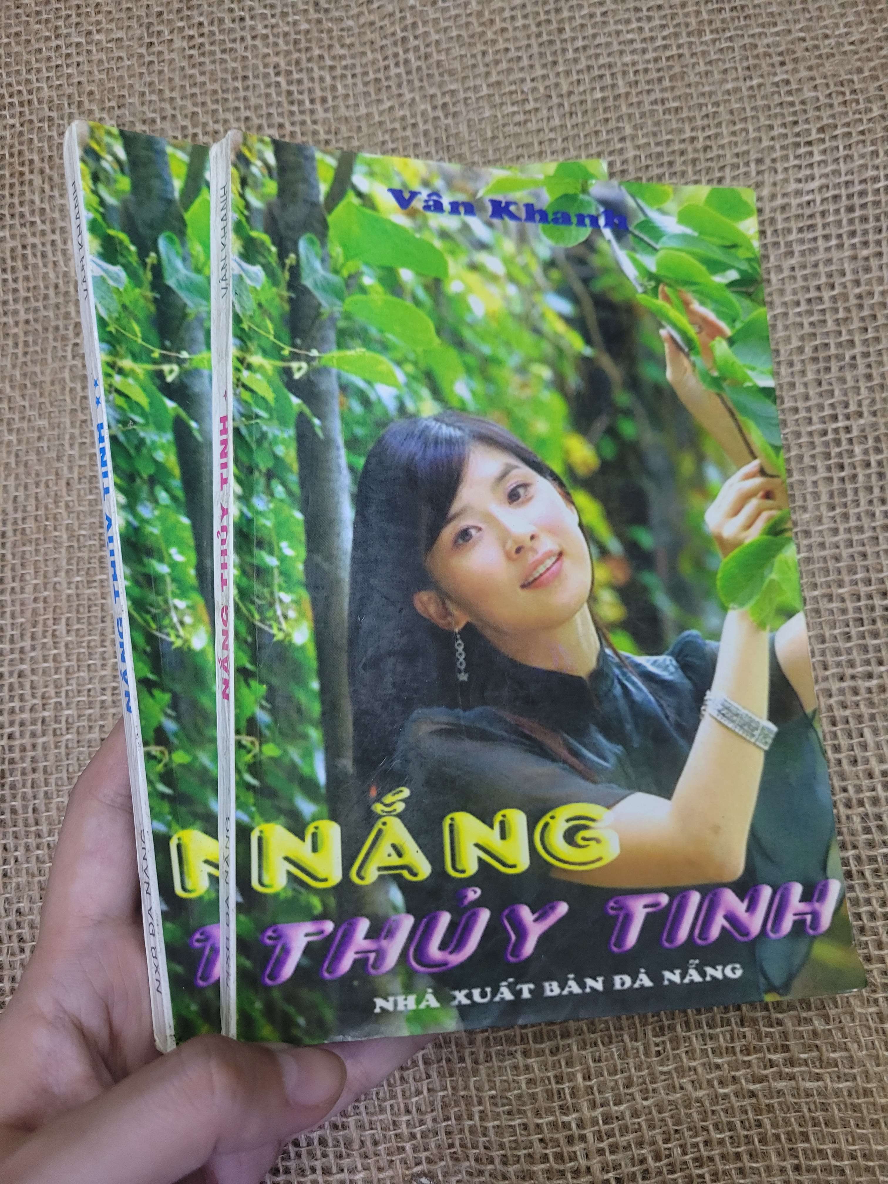 2 cuốn Nắng thủy tinh (Sách văn học) HLSC