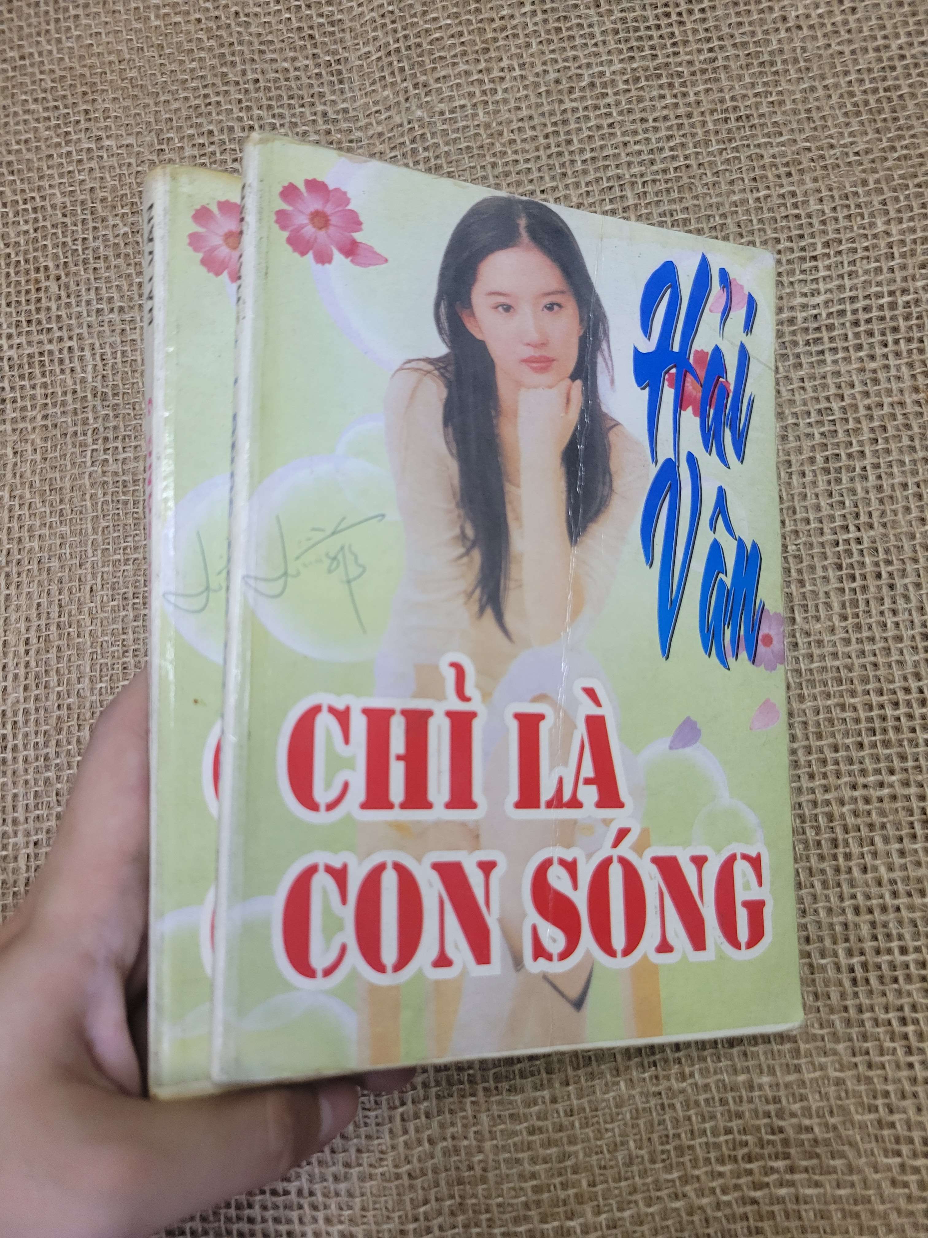 2 cuốn Chỉ là con sóng - Hải Vân (Sách văn học) HLSC